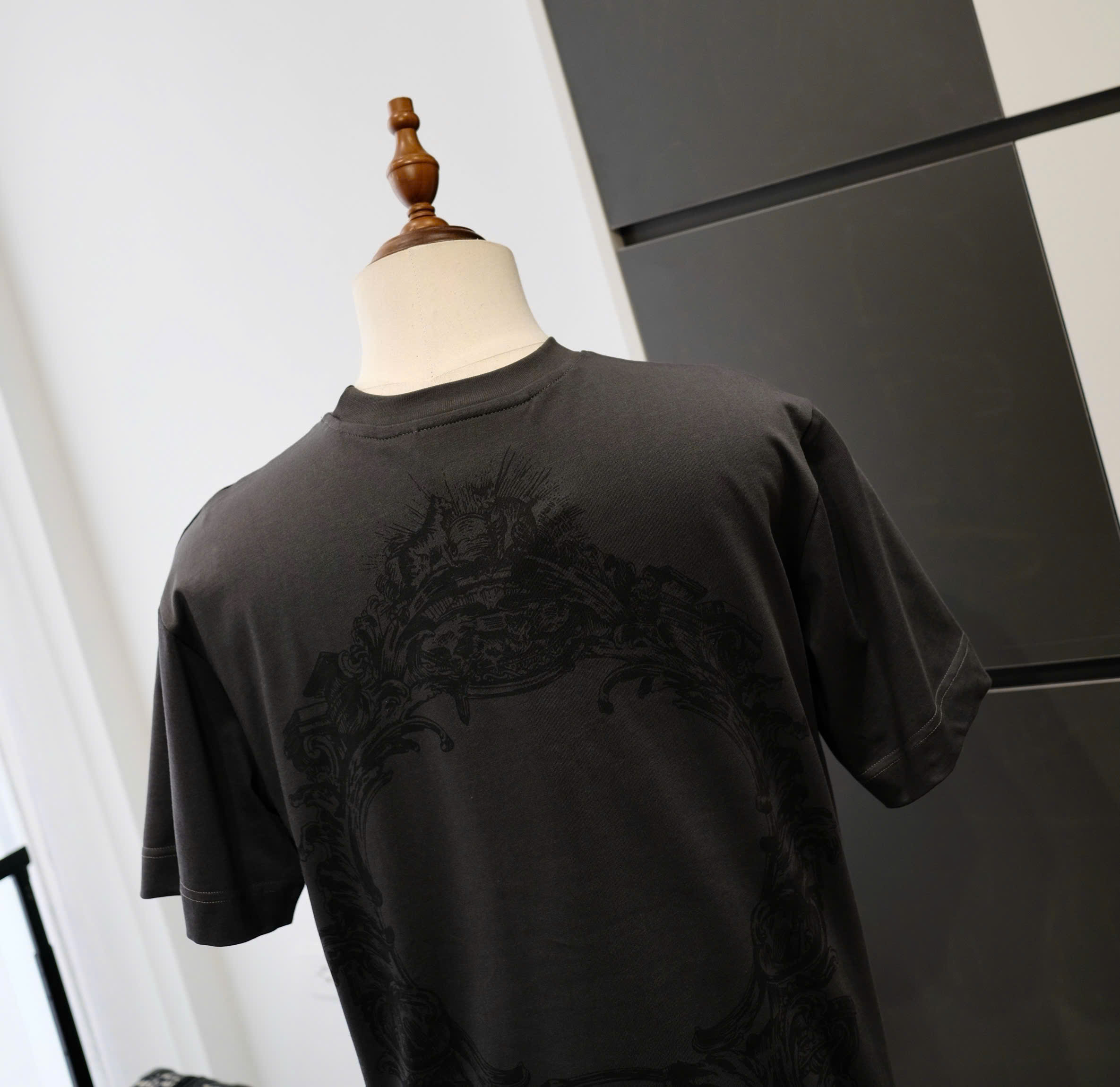 Áo phông T-shirt Givenchy GVC Đen họa tiết vòng tròn lưng Like Auth DDT