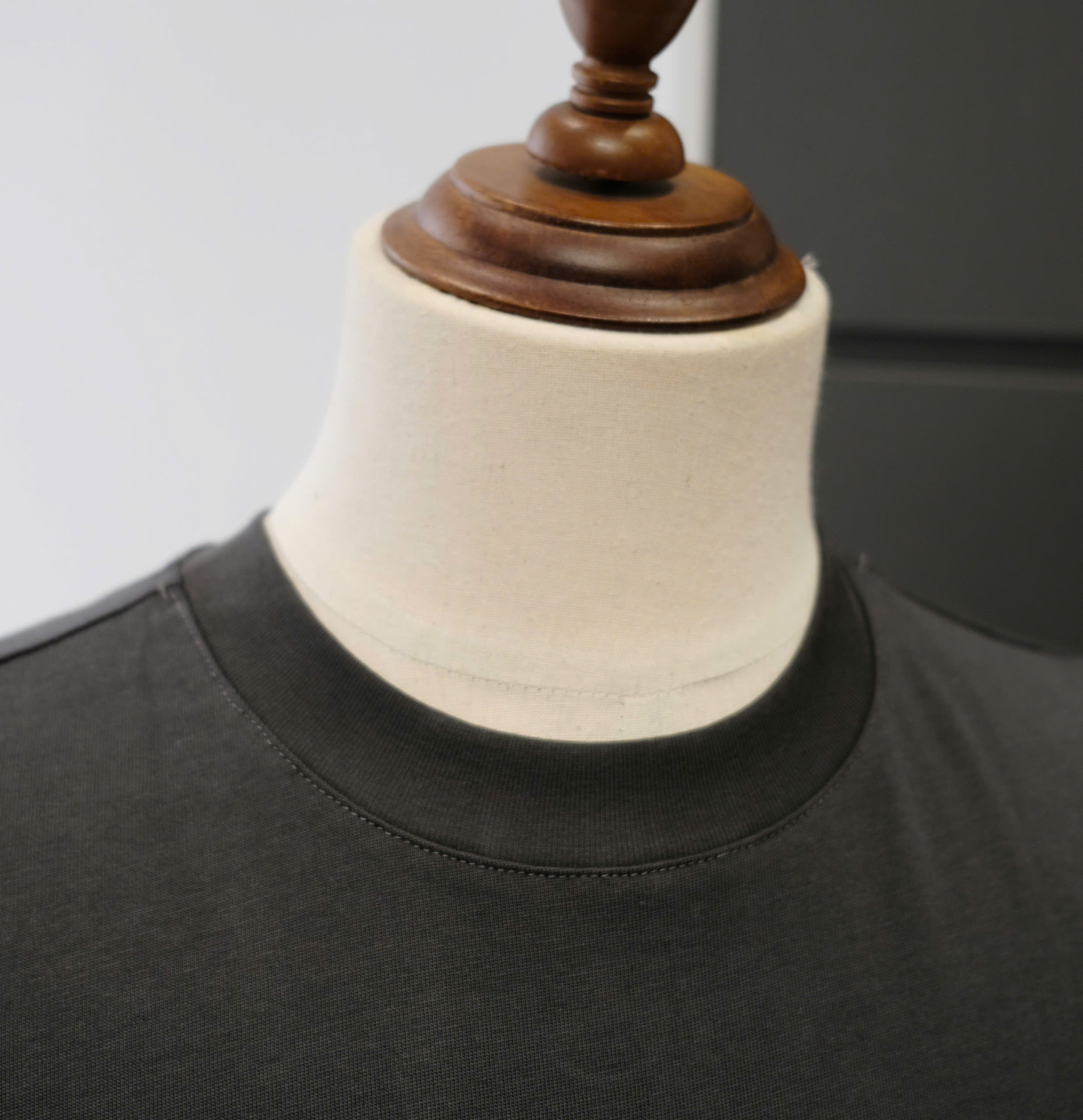 Áo phông T-shirt Givenchy GVC Đen họa tiết vòng tròn lưng Like Auth DDT