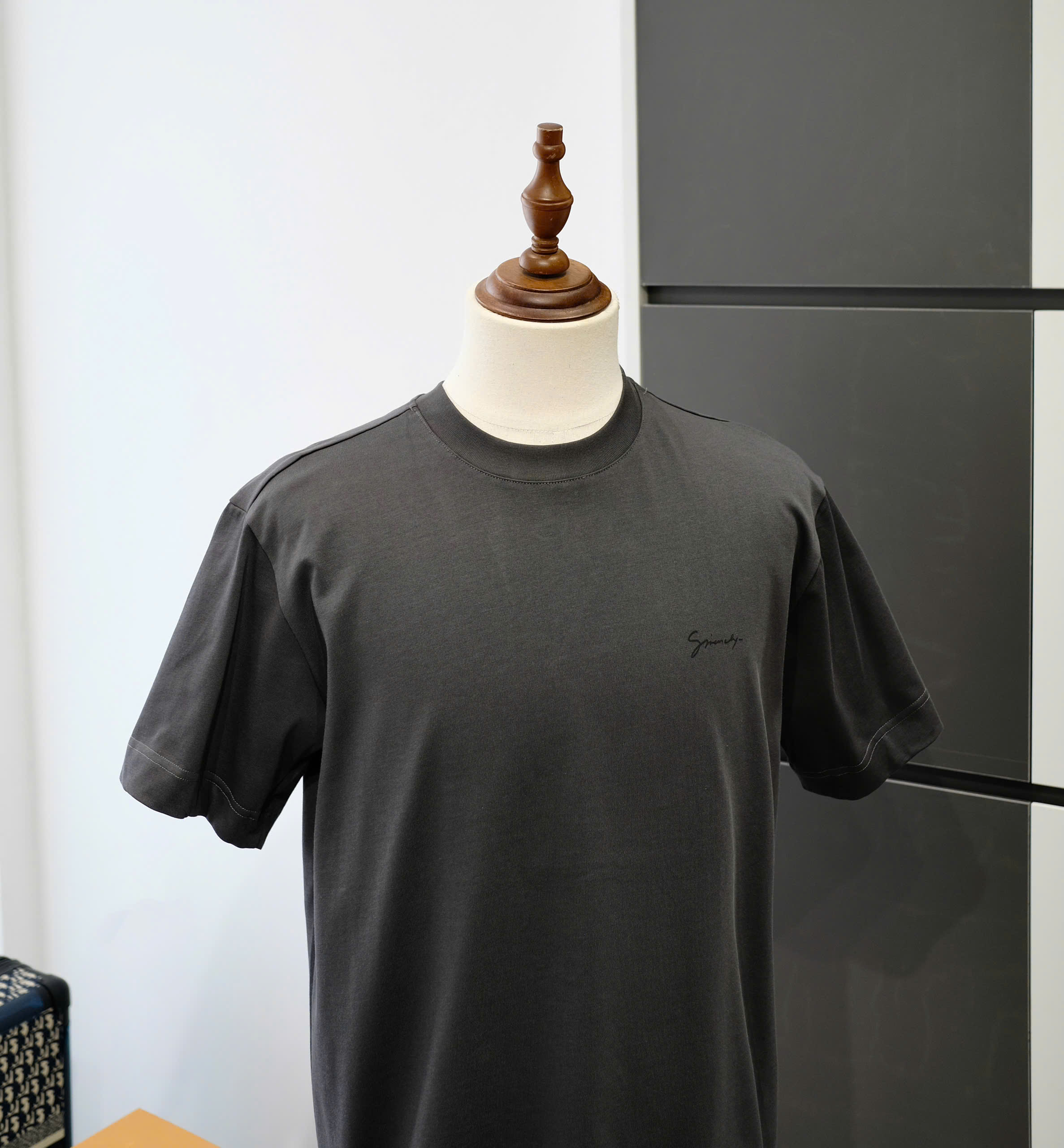 Áo phông T-shirt Givenchy GVC Đen họa tiết vòng tròn lưng Like Auth DDT