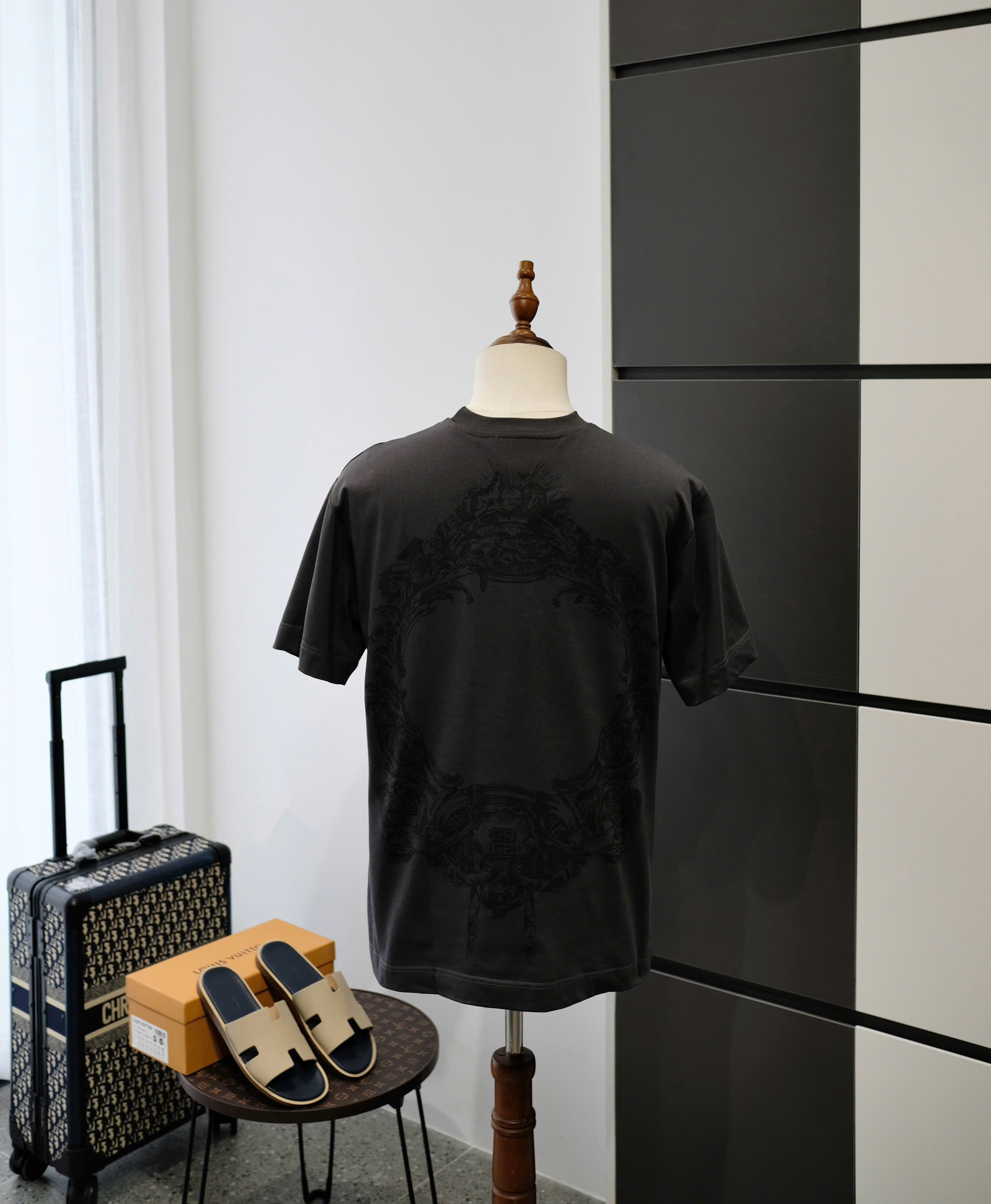 Áo phông T-shirt Givenchy GVC Đen họa tiết vòng tròn lưng Like Auth DDT