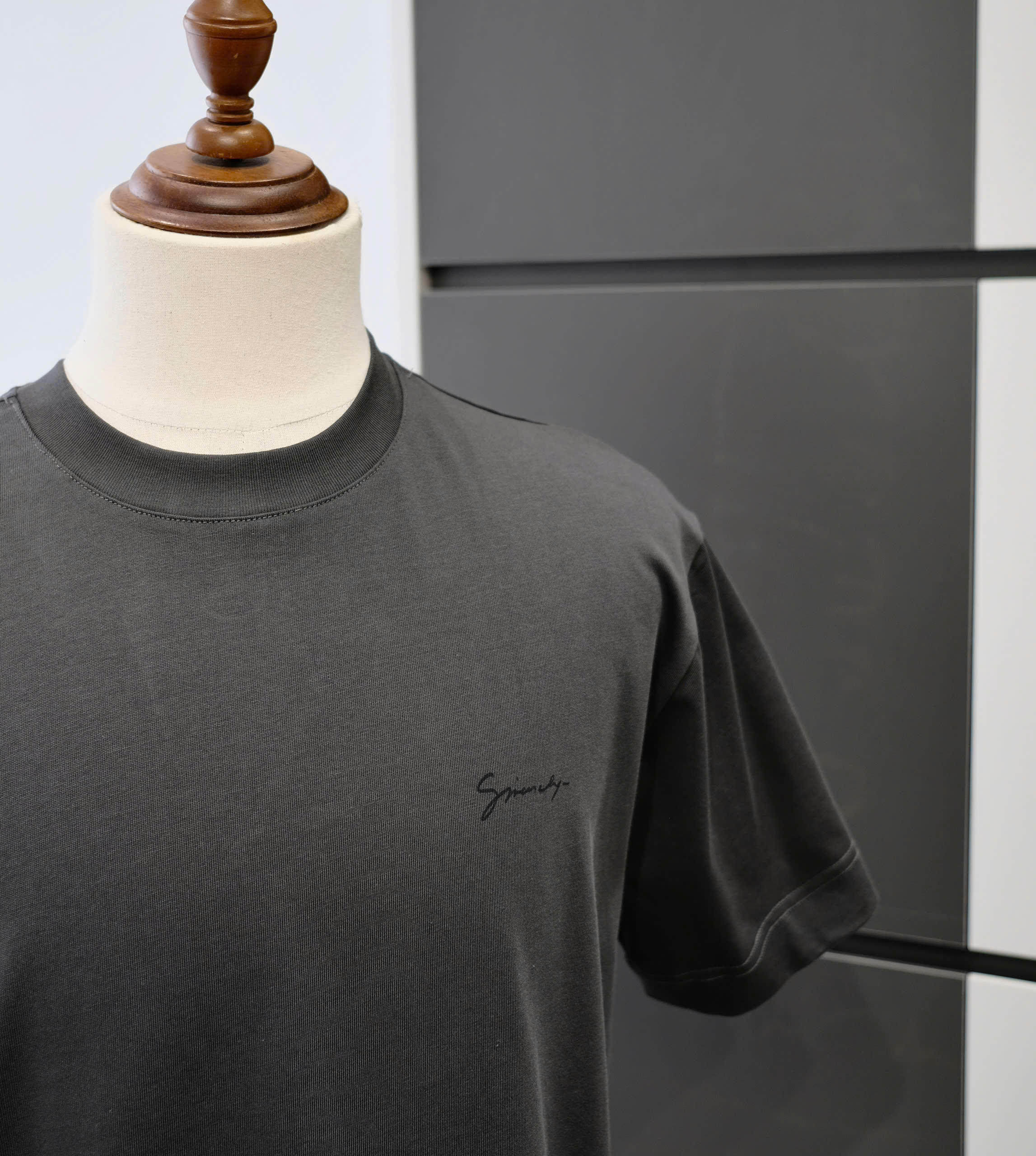 Áo phông T-shirt Givenchy GVC Đen họa tiết vòng tròn lưng Like Auth DDT