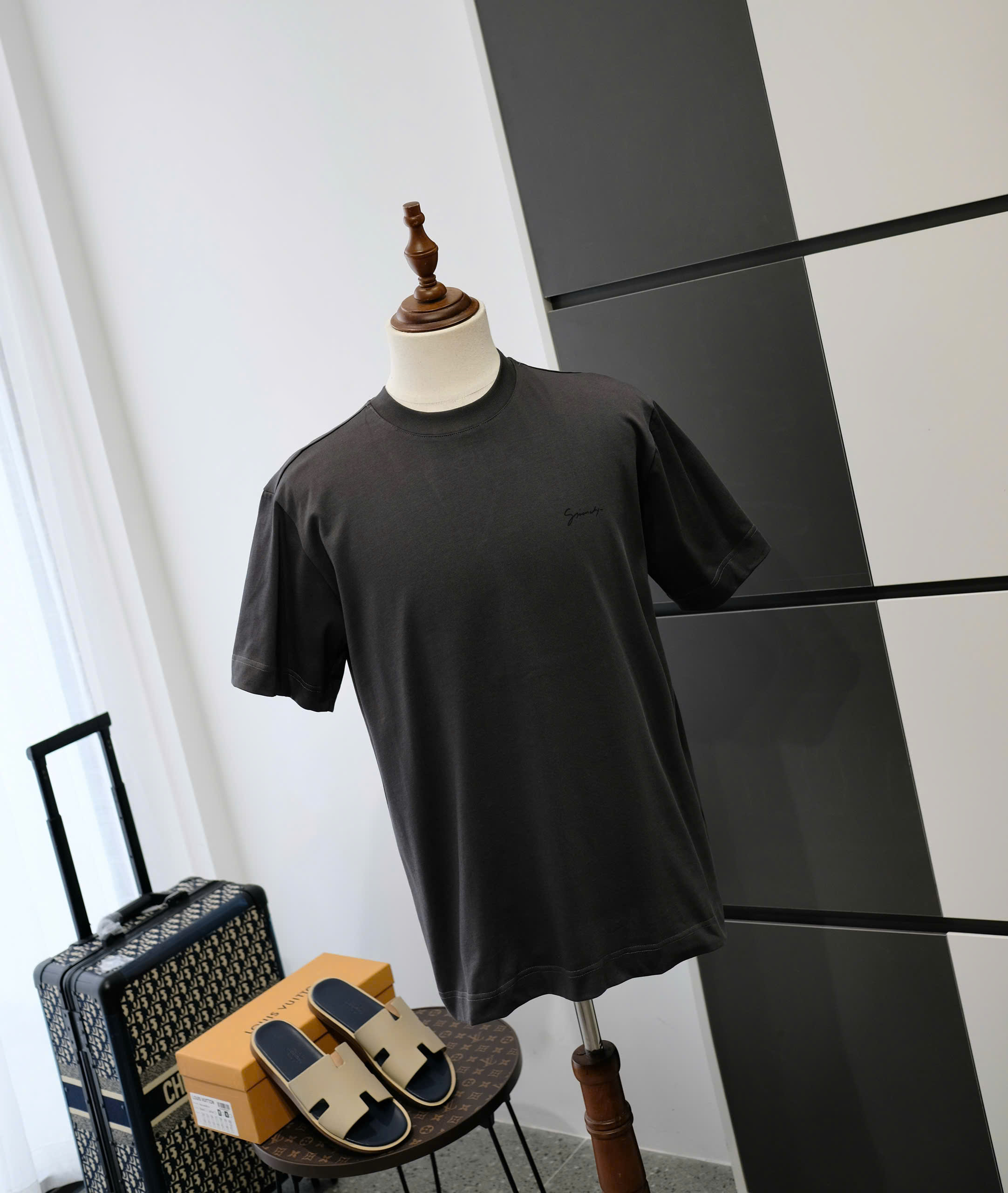 Áo phông T-shirt Givenchy GVC Đen họa tiết vòng tròn lưng Like Auth DDT