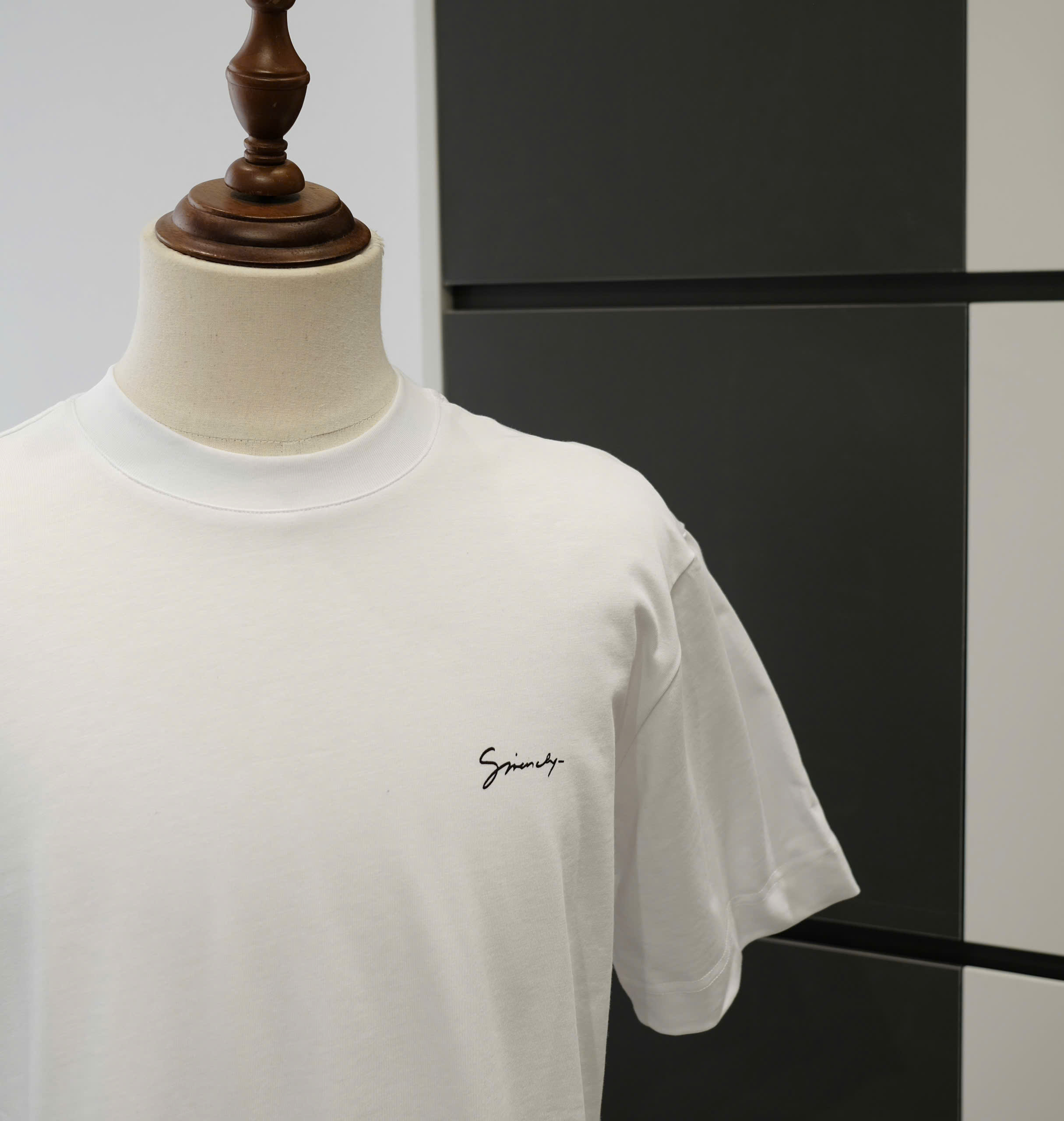 Áo phông T-shirt Givenchy GVC Trắng họa tiết vòng tròn lưng Like Auth DDT