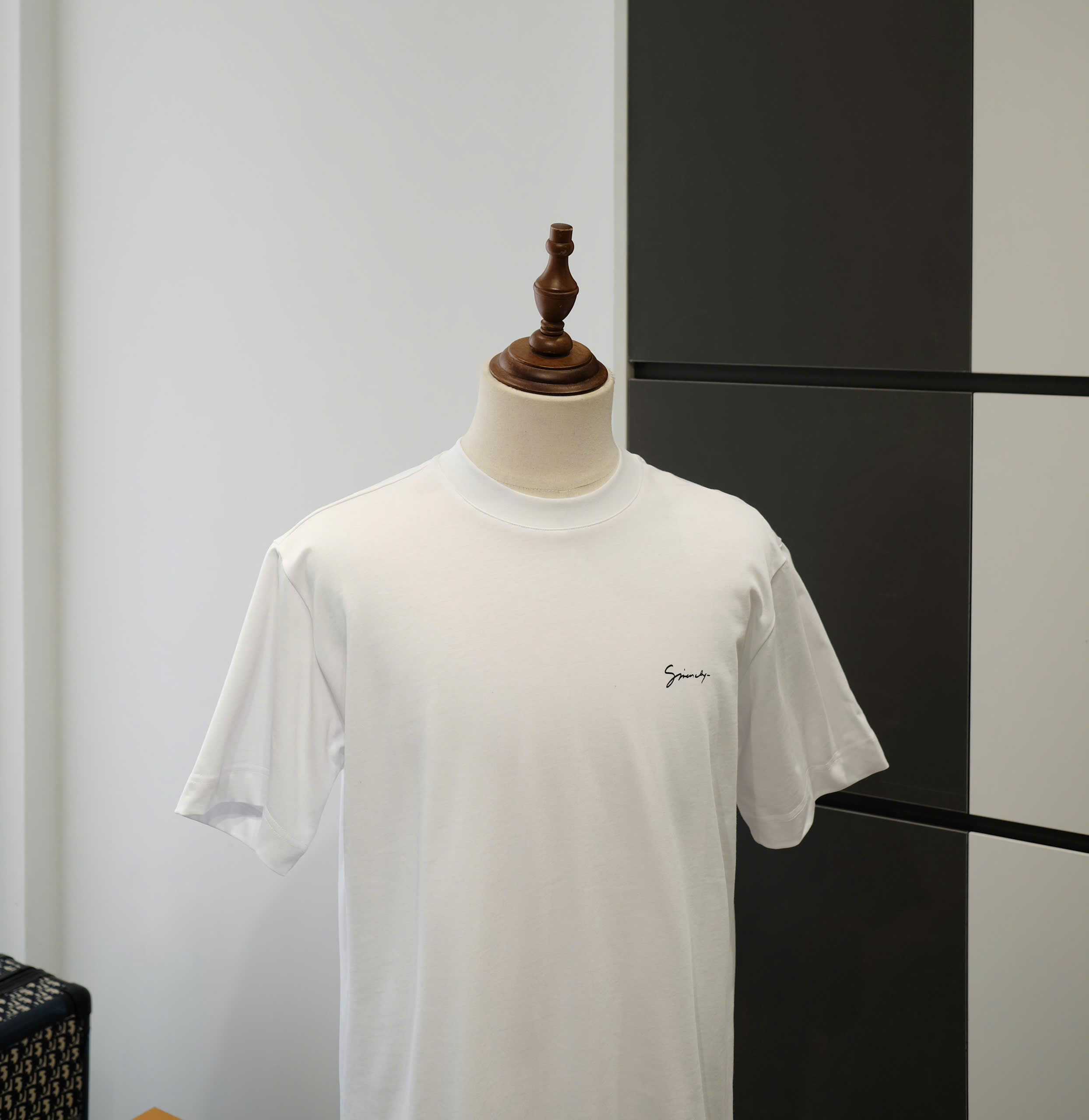 Áo phông T-shirt Givenchy GVC Trắng họa tiết vòng tròn lưng Like Auth DDT