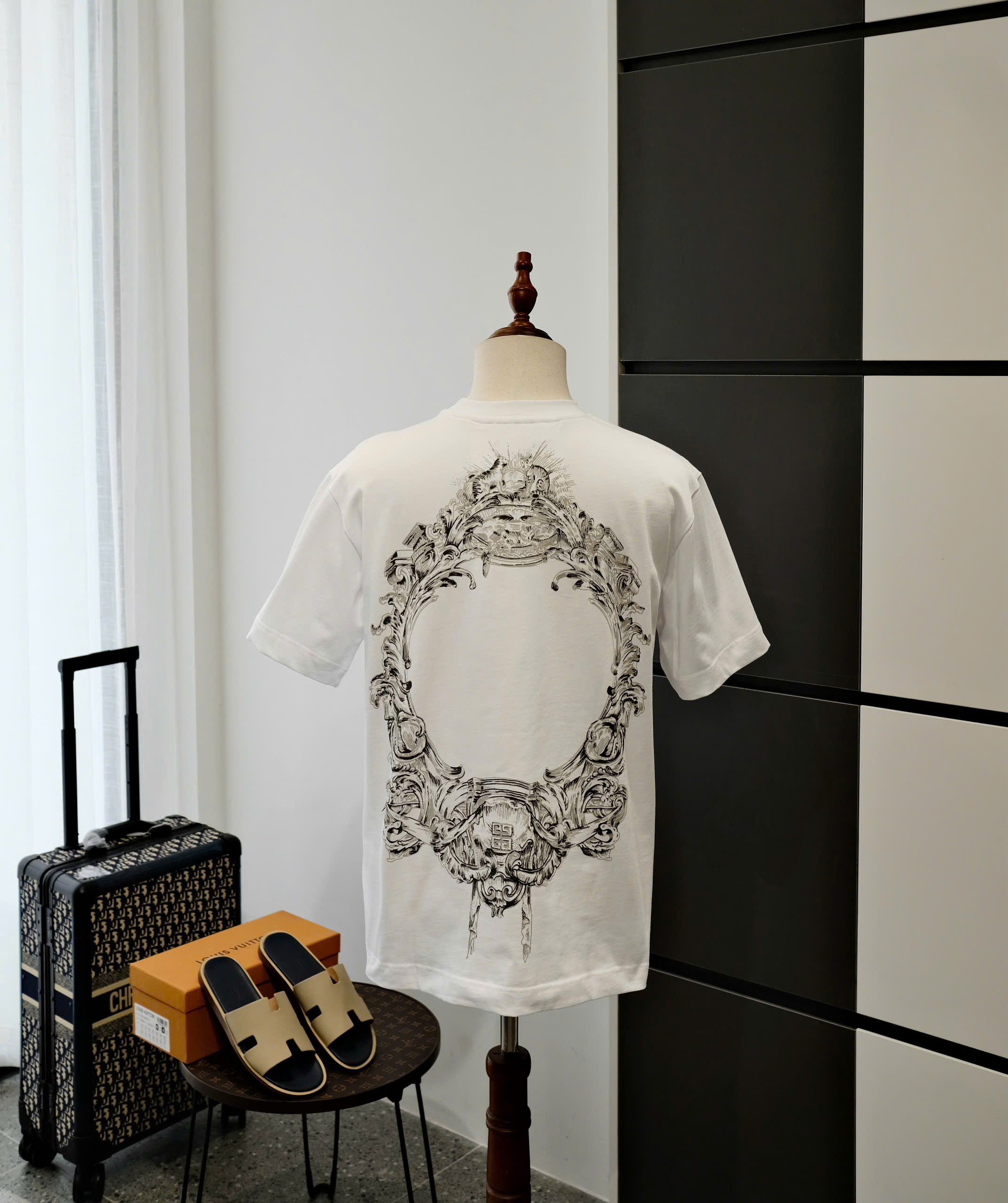 Áo phông T-shirt Givenchy GVC Trắng họa tiết vòng tròn lưng Like Auth DDT