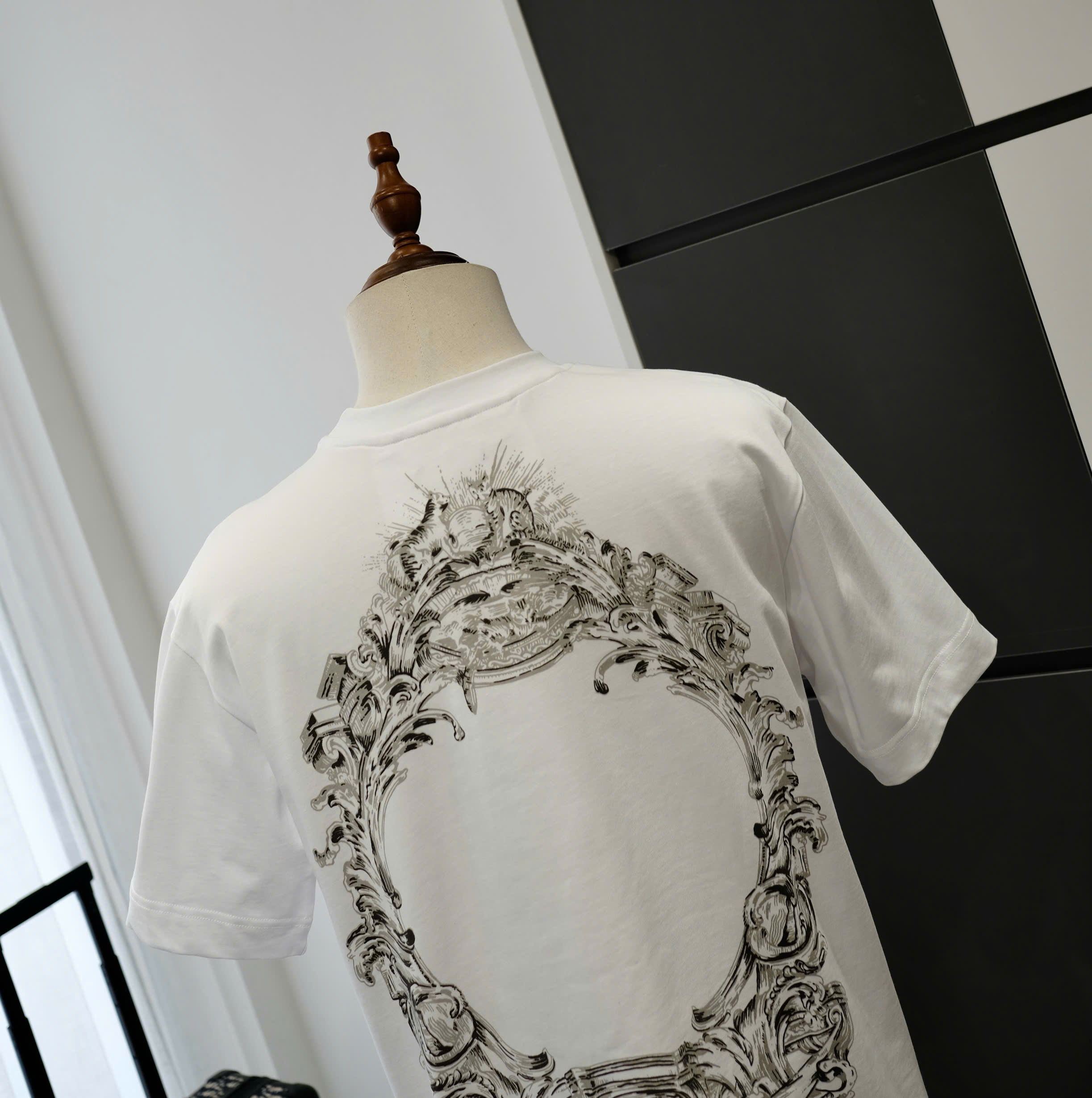 Áo phông T-shirt Givenchy GVC Trắng họa tiết vòng tròn lưng Like Auth DDT