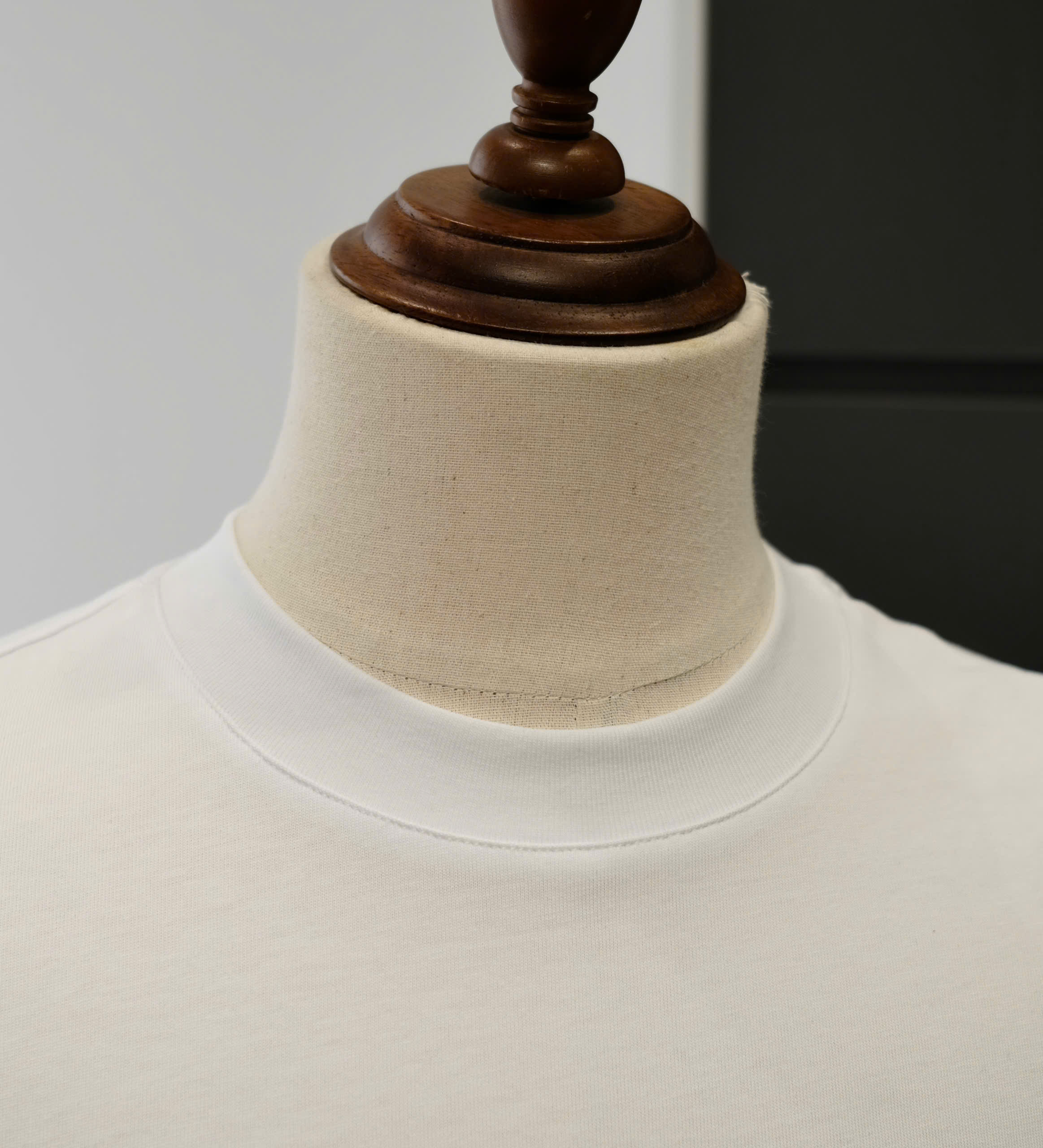 Áo phông T-shirt Givenchy GVC Trắng họa tiết vòng tròn lưng Like Auth DDT