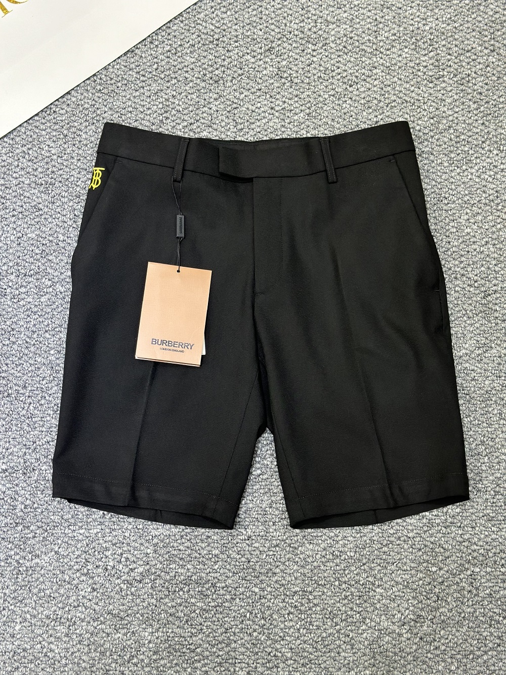 Quần short tây, âu Burberry BBR Đen trơn logo TB Vàng thêu Like Auth 1-1 on web VTN