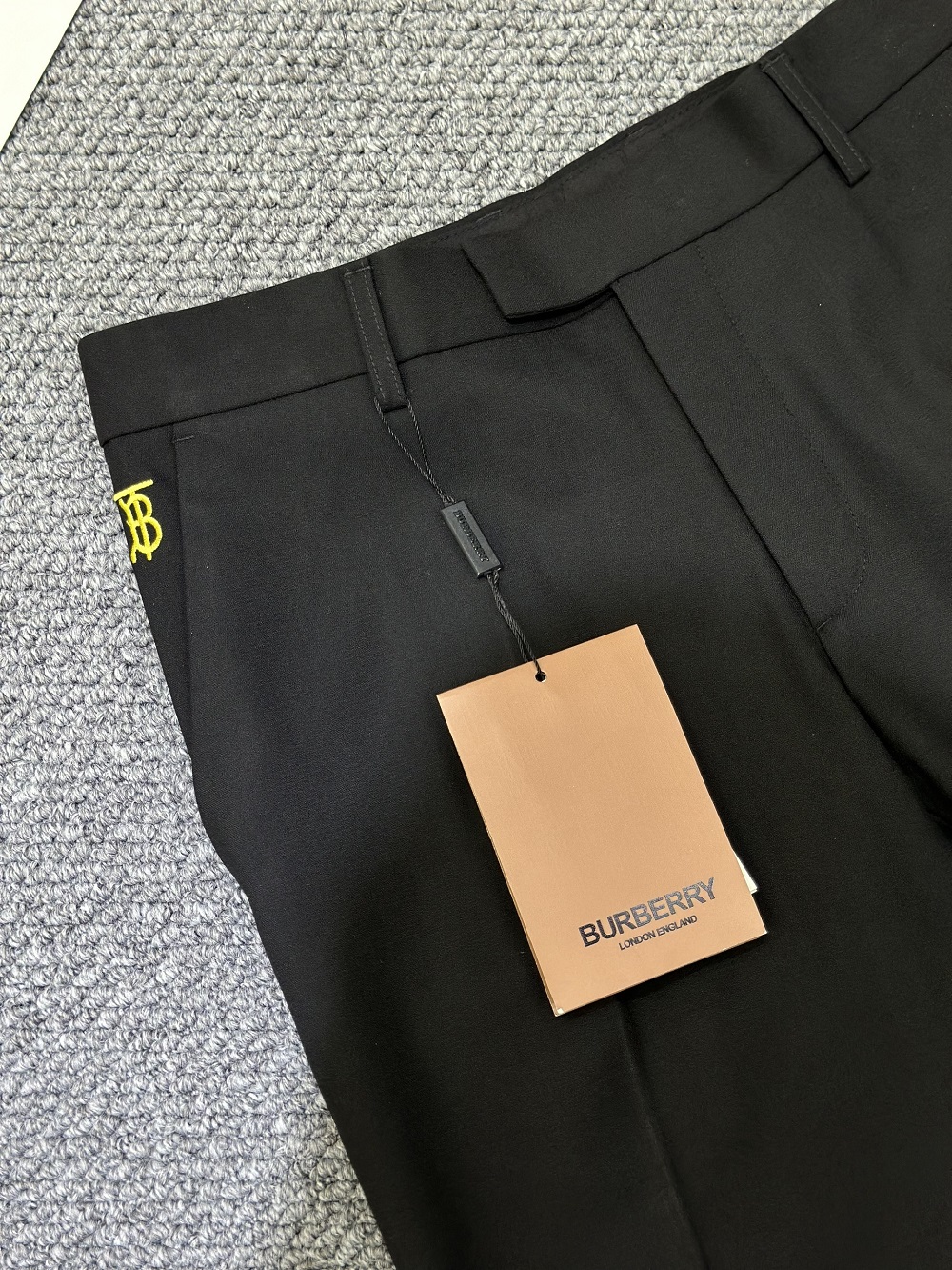 Quần short tây, âu Burberry BBR Đen trơn logo TB Vàng thêu Like Auth 1-1 on web VTN