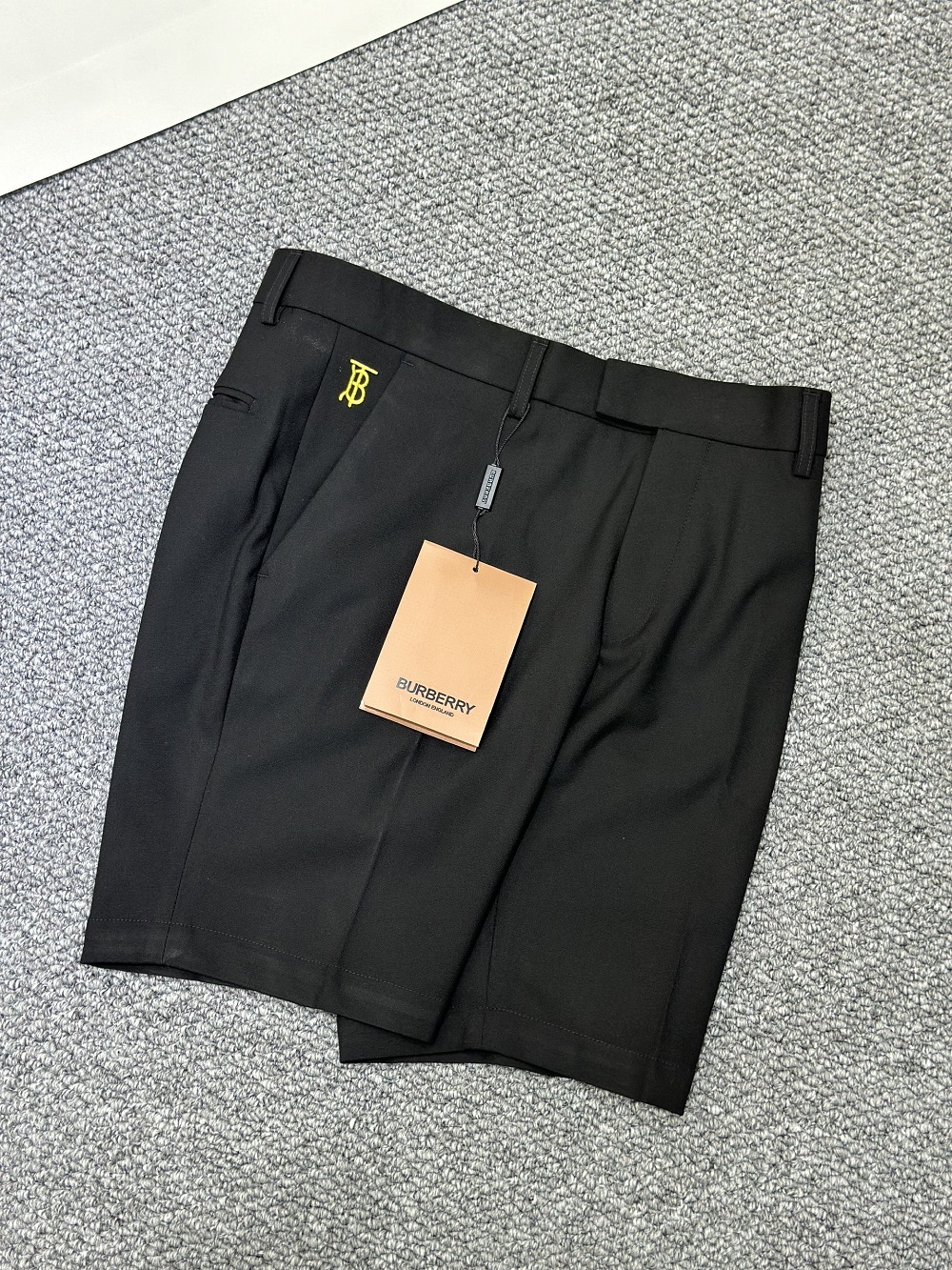 Quần short tây, âu Burberry BBR Đen trơn logo TB Vàng thêu Like Auth 1-1 on web VTN