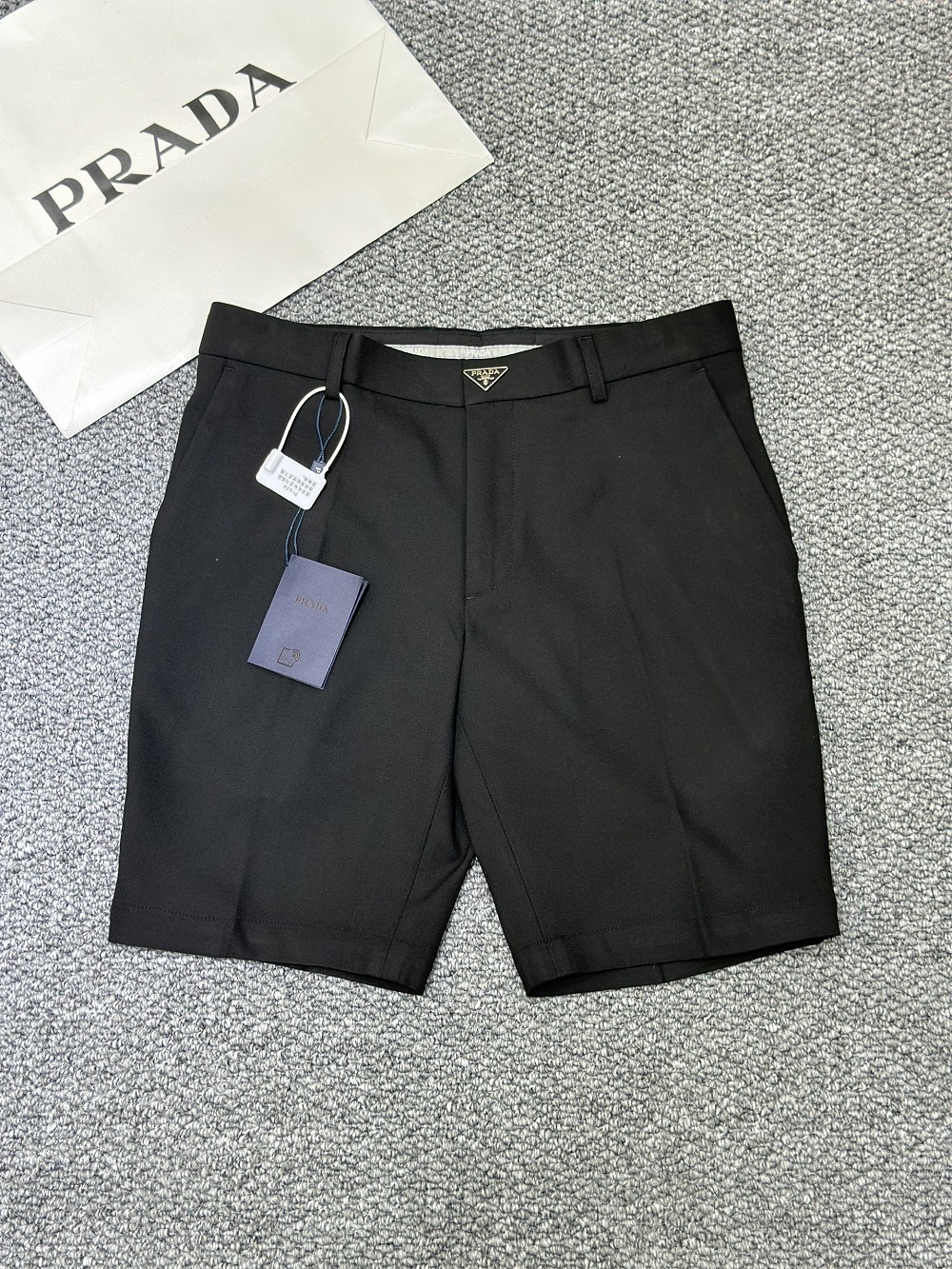 Quần short tây, âu Prada P Đen trơn logo tam giác cạp Like Auth 1-1 on web VTN