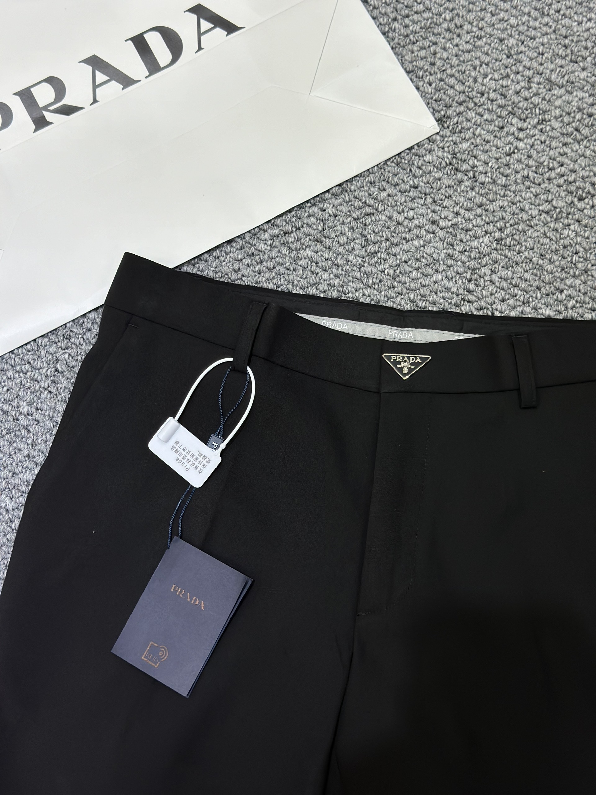 Quần short tây, âu Prada P Đen trơn logo tam giác cạp Like Auth 1-1 on web VTN