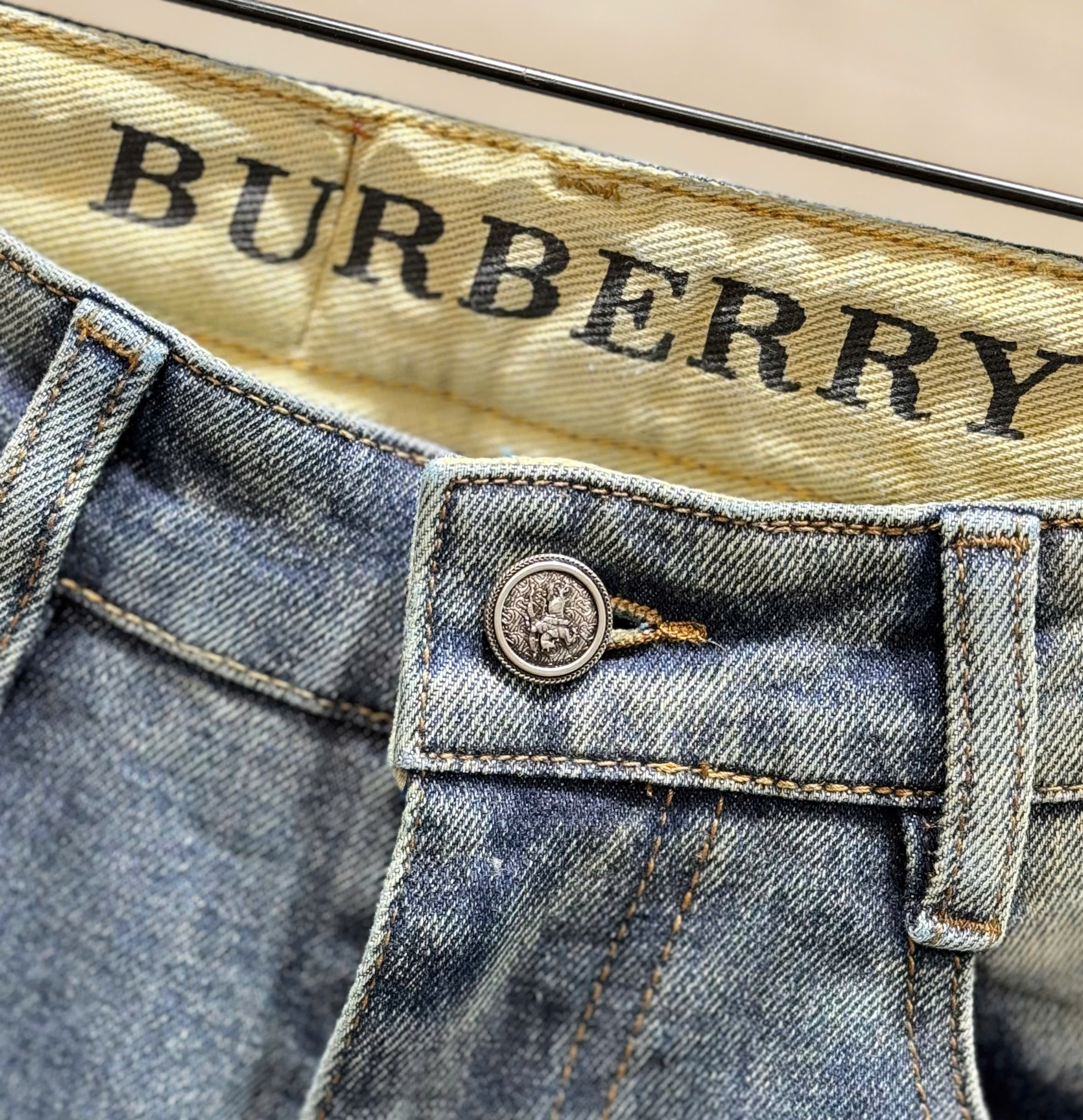 Quần jean Burberry BBR Xanh nhạt logo chữ cạp túi sau Like Auth DDT
