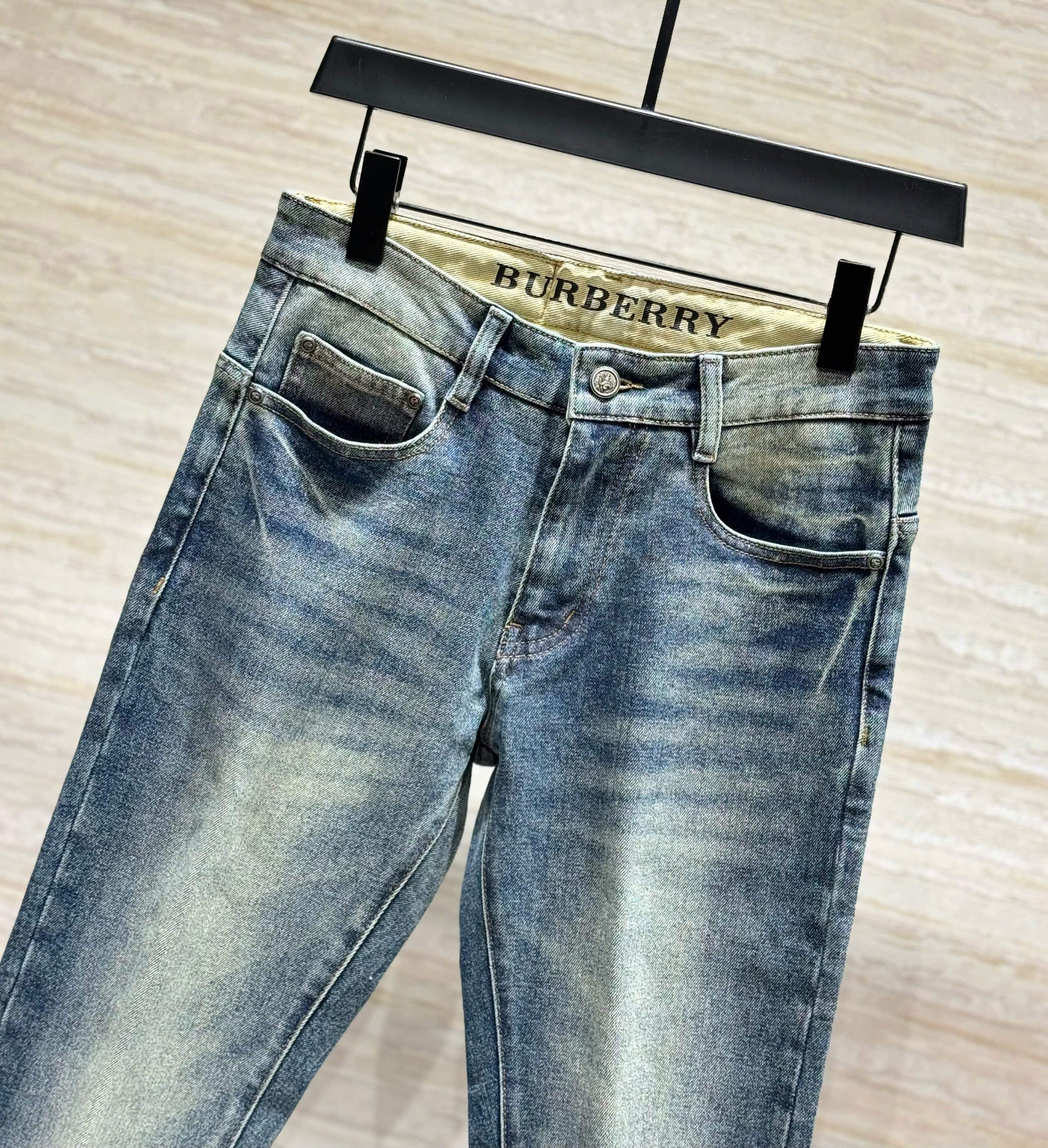 Quần jean Burberry BBR Xanh nhạt logo chữ cạp túi sau Like Auth DDT