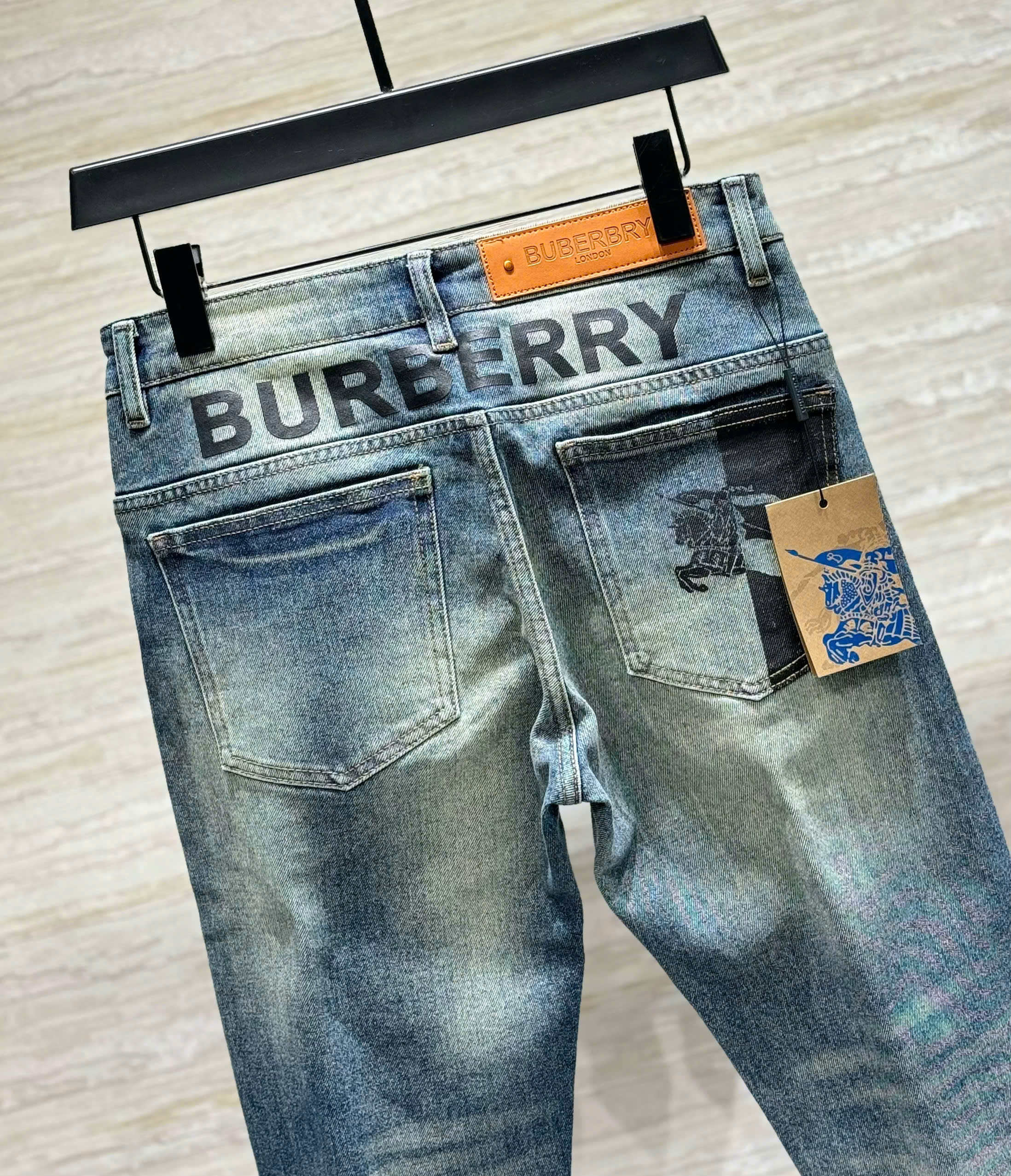Quần jean Burberry BBR Xanh nhạt logo chữ cạp túi sau Like Auth DDT