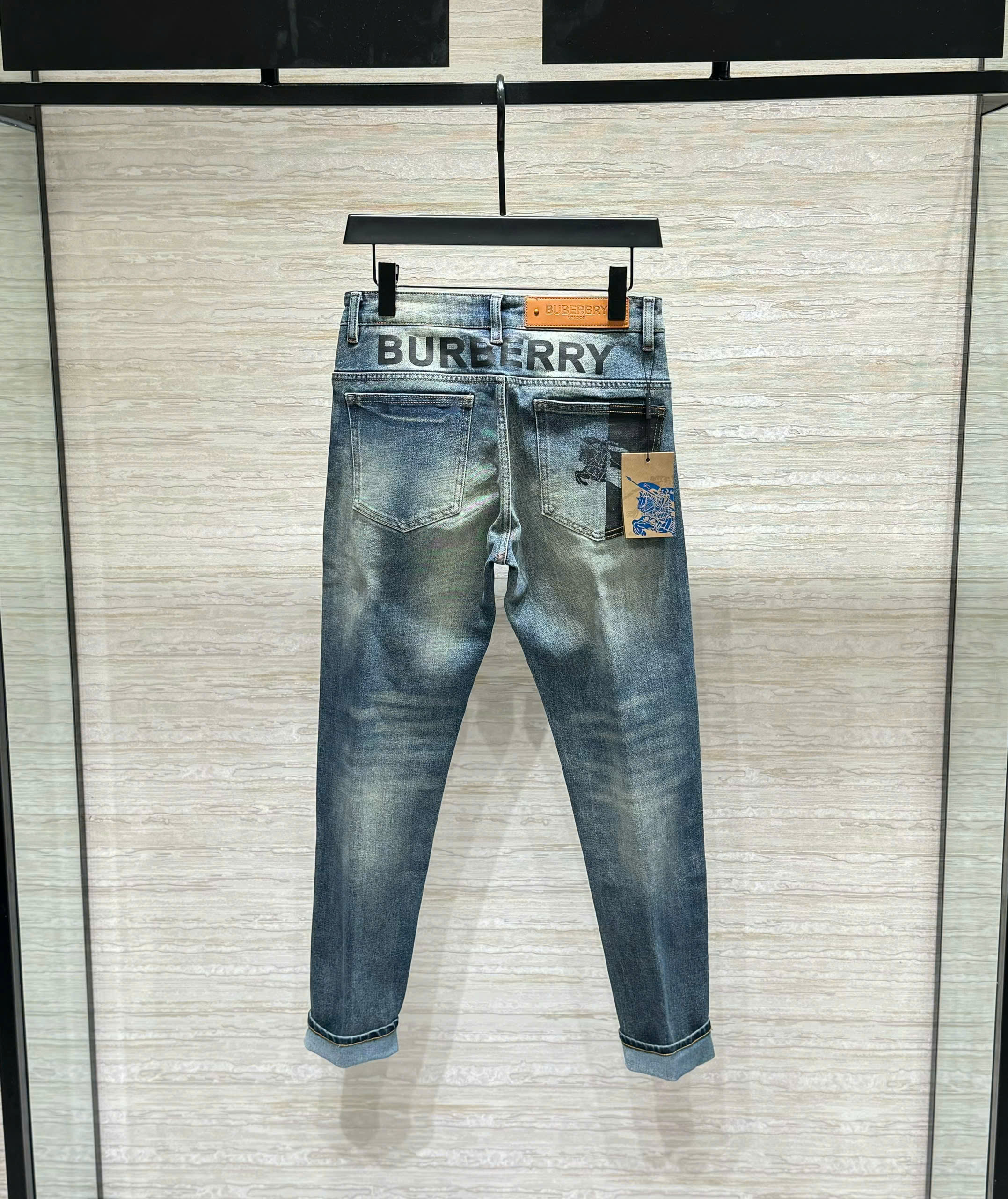 Quần jean Burberry BBR Xanh nhạt logo chữ cạp túi sau Like Auth DDT