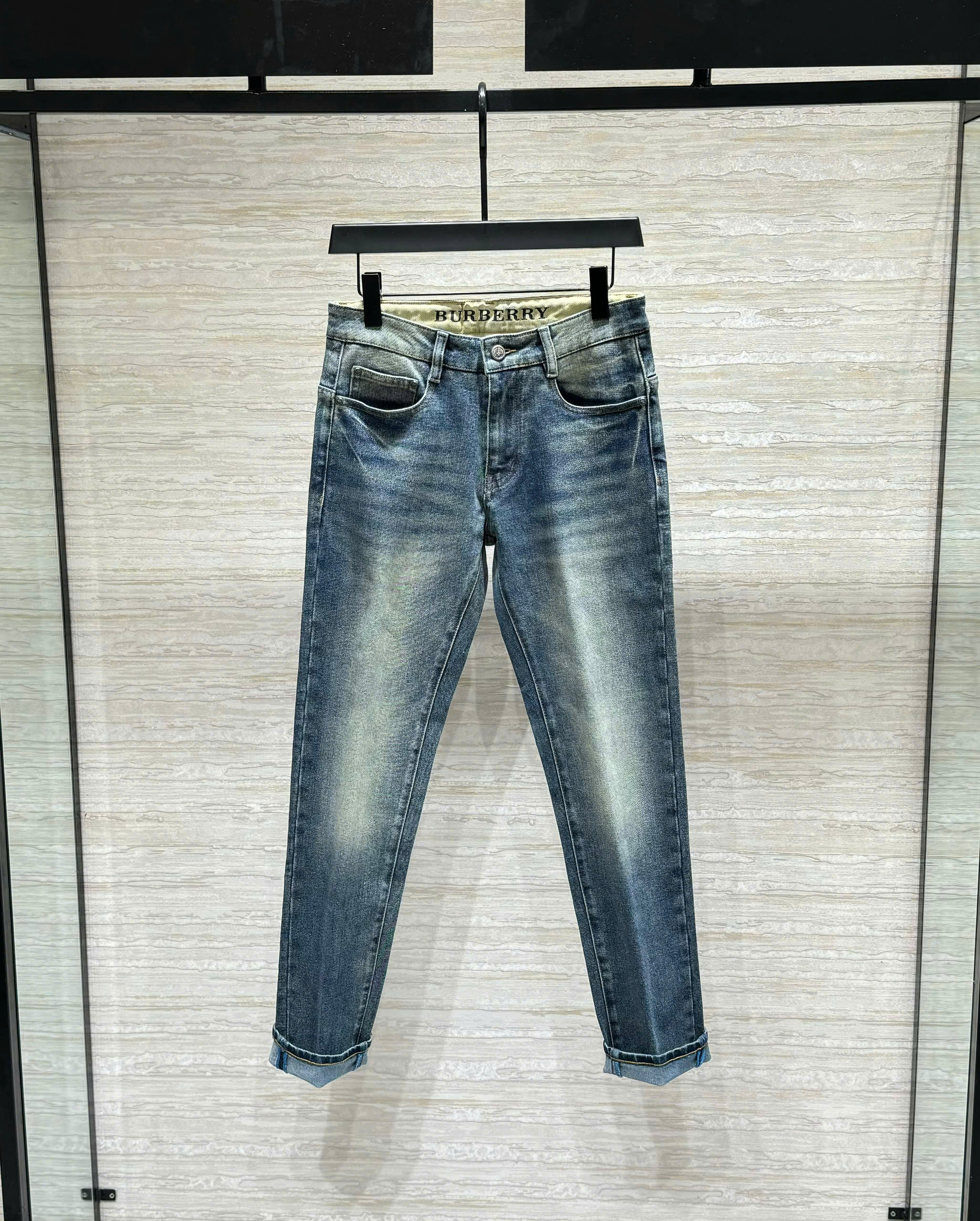 Quần jean Burberry BBR Xanh nhạt logo chữ cạp túi sau Like Auth DDT