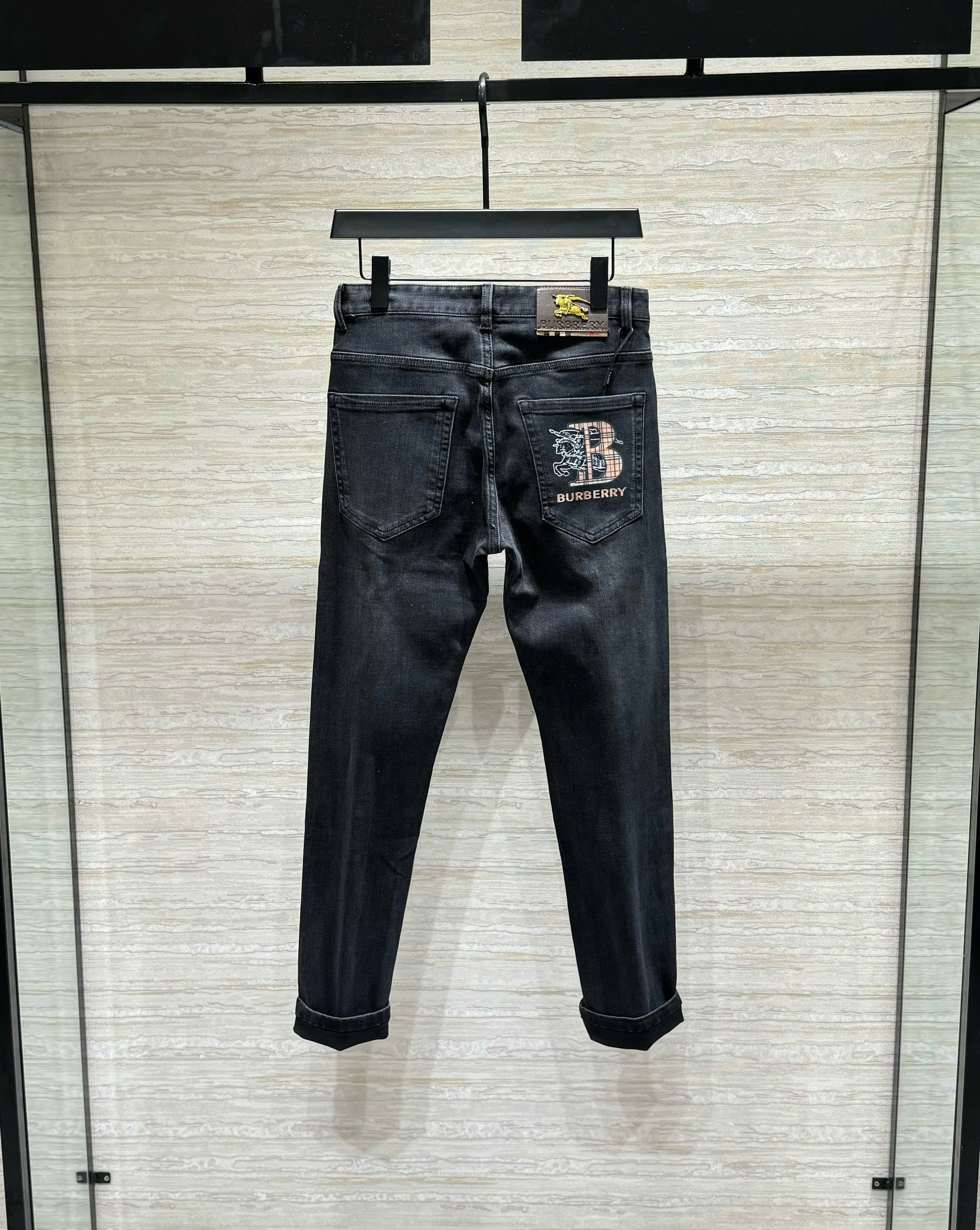 Quần jean Burberry BBR Đen logo ngựa B kẻ sọc túi sau Like Auth DDT