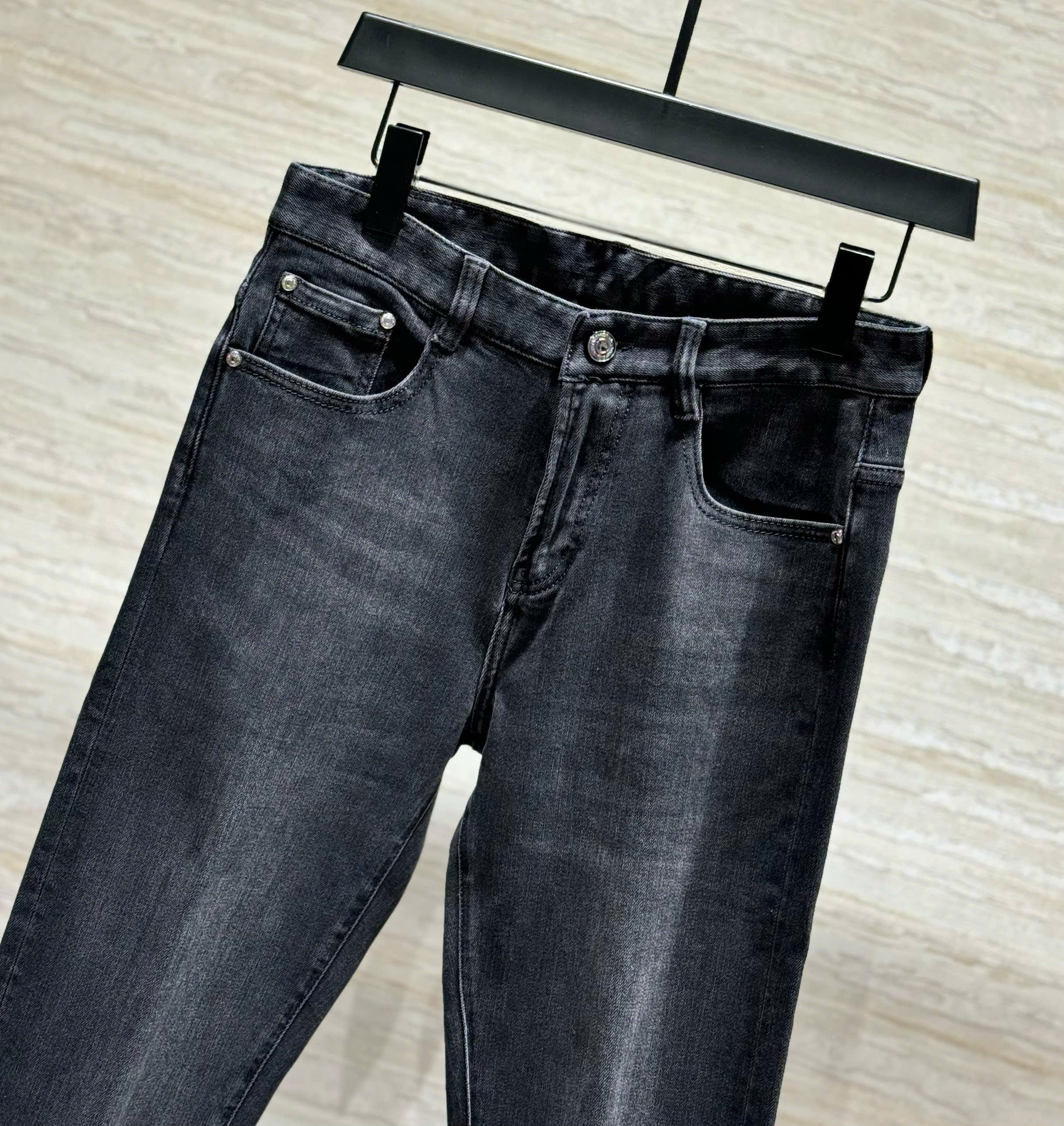 Quần jean Burberry BBR Đen logo ngựa B kẻ sọc túi sau Like Auth DDT