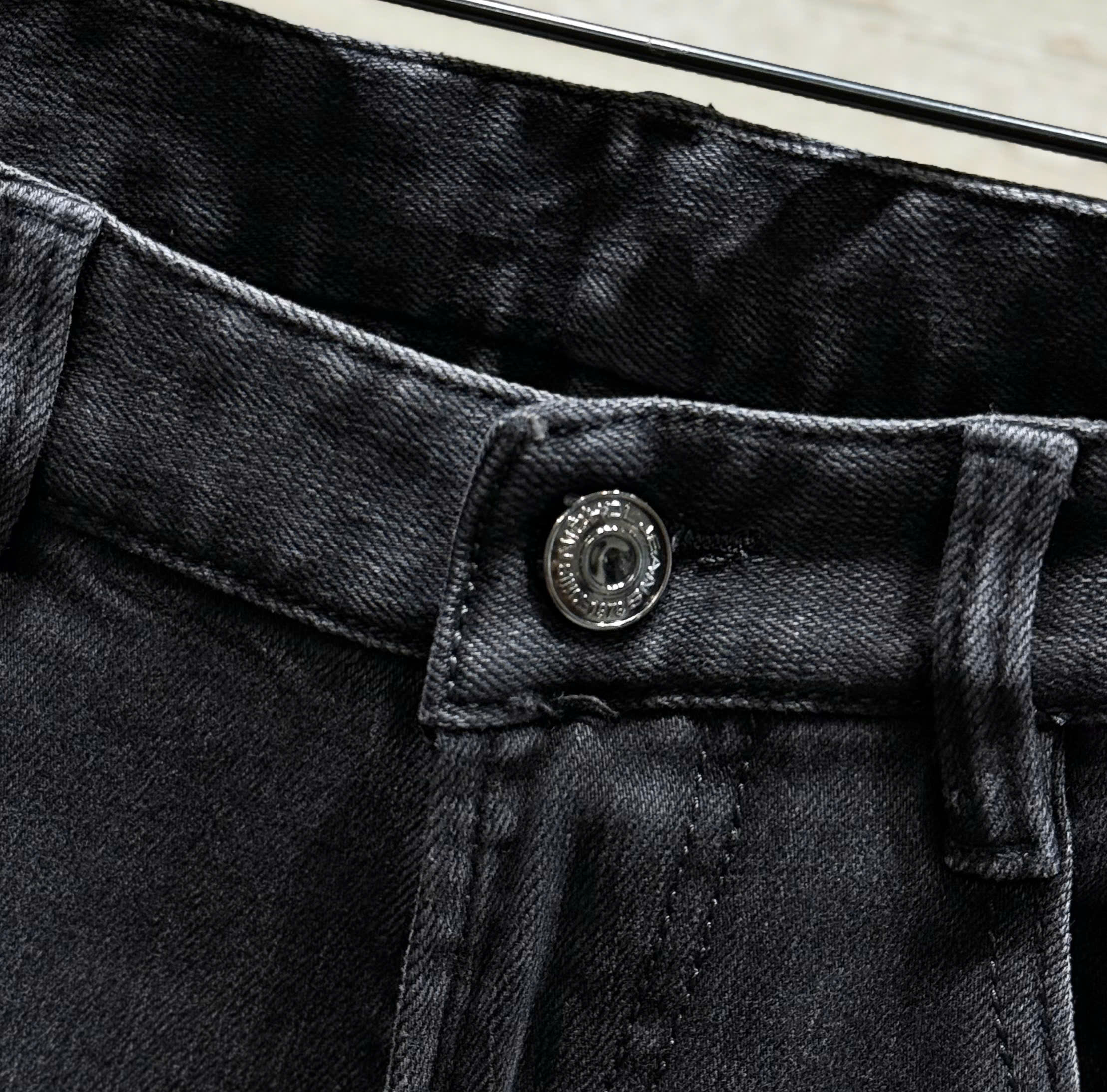 Quần jean Burberry BBR Đen logo ngựa B kẻ sọc túi sau Like Auth DDT