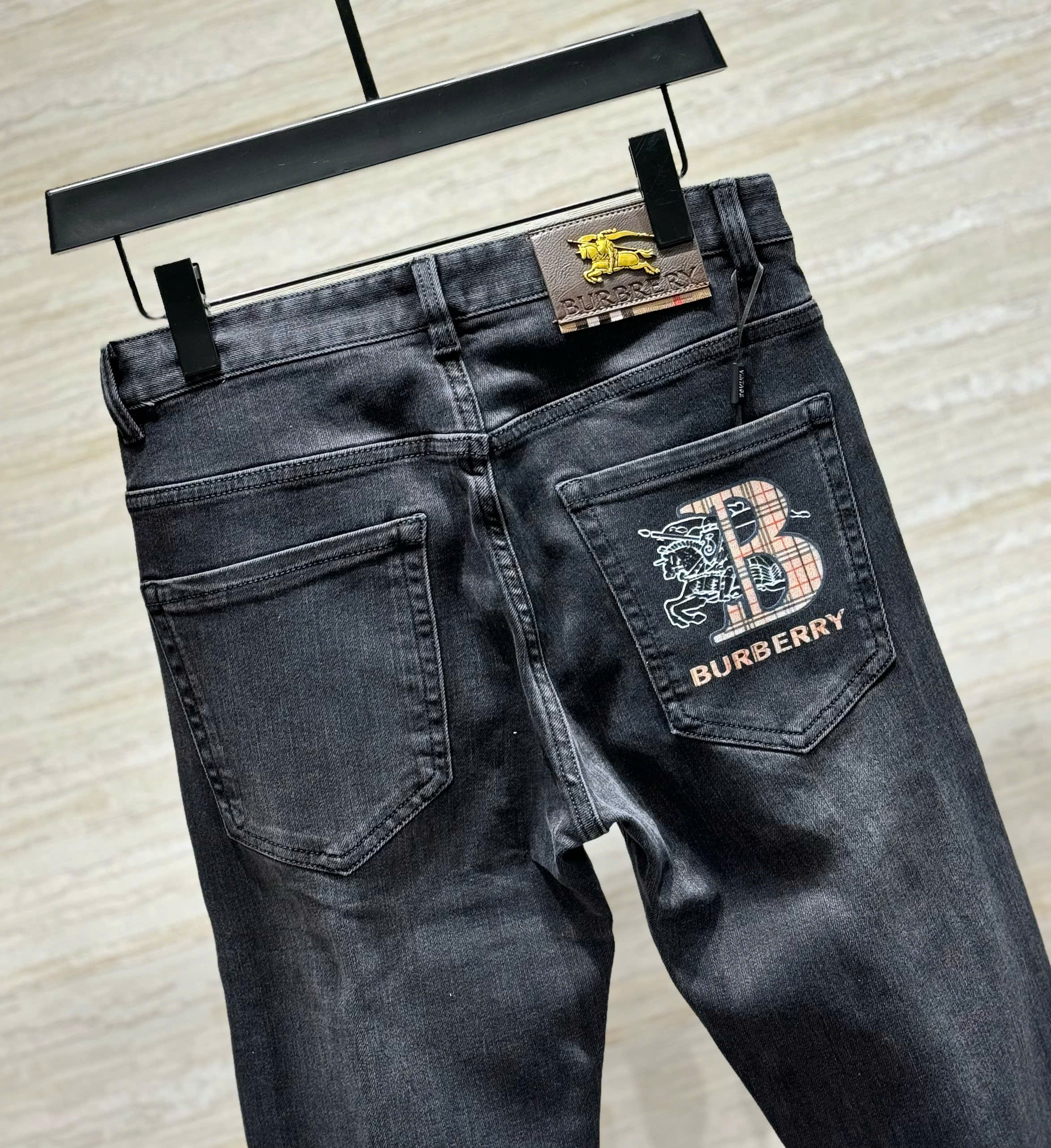 Quần jean Burberry BBR Đen logo ngựa B kẻ sọc túi sau Like Auth DDT