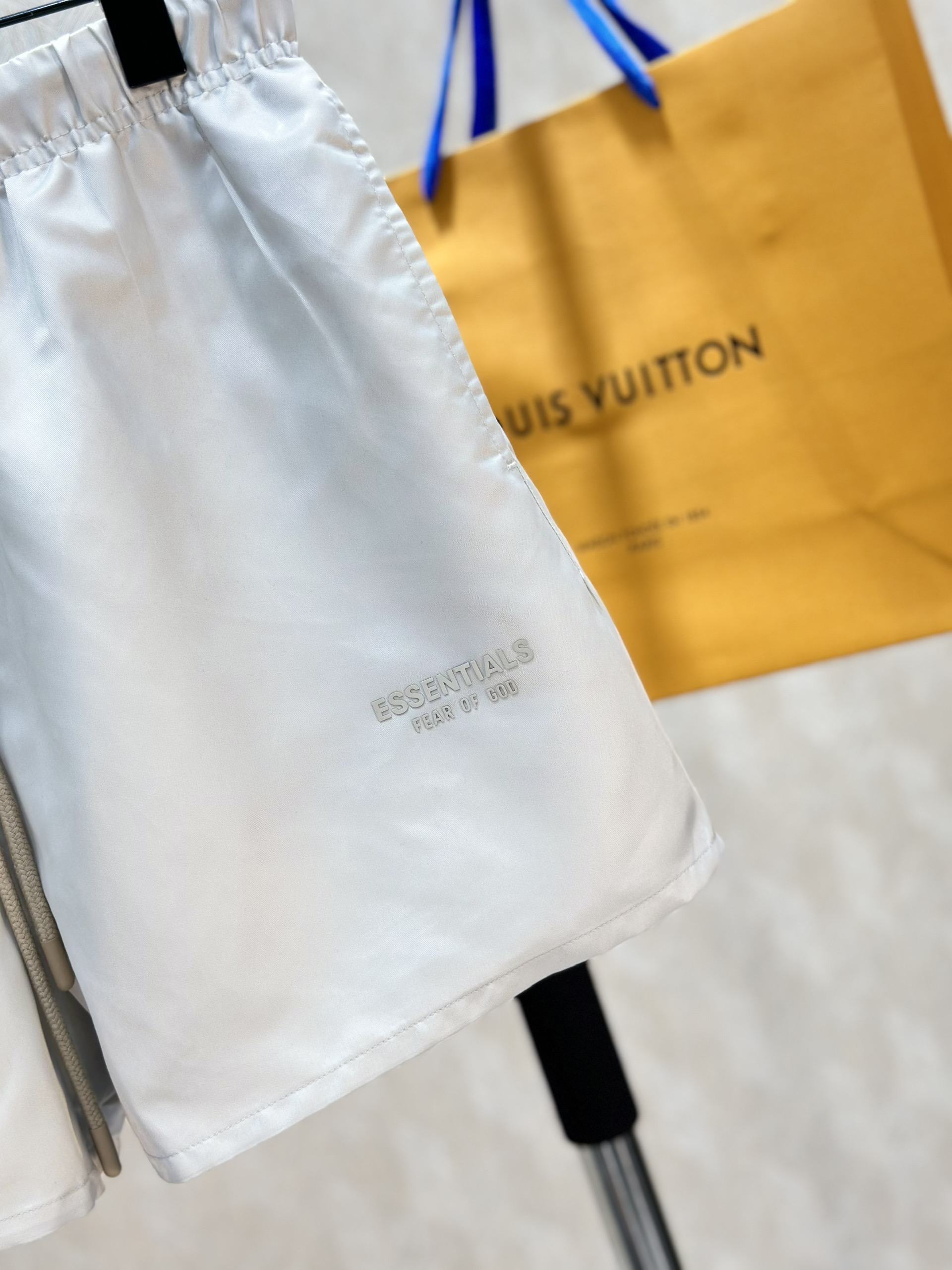 Quần short gió Essentials Xám logo chữ nhỏ nổi Like Auth 1-1 on web VTN