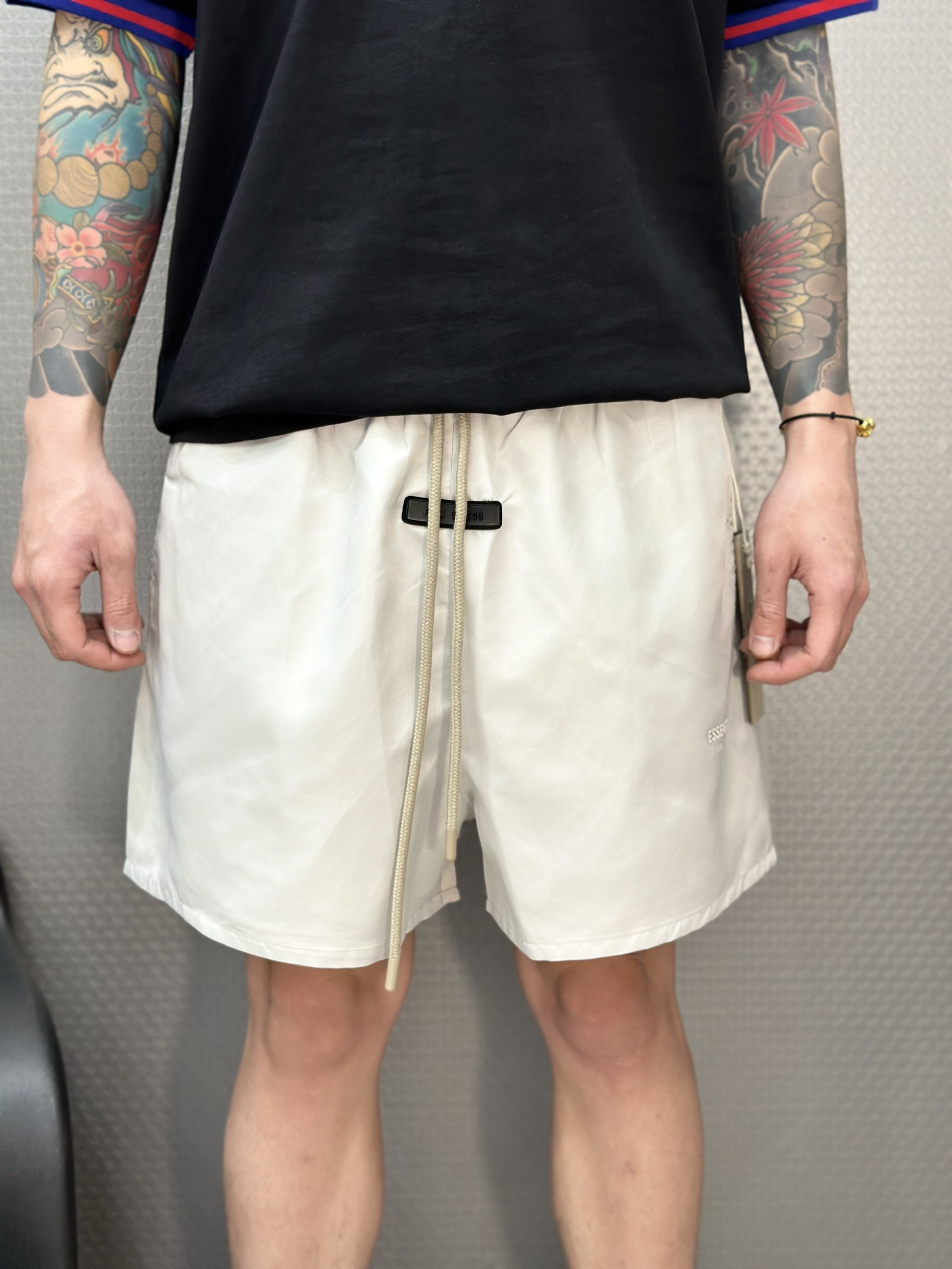 Quần short gió Essentials Xám logo chữ nhỏ nổi Like Auth 1-1 on web VTN