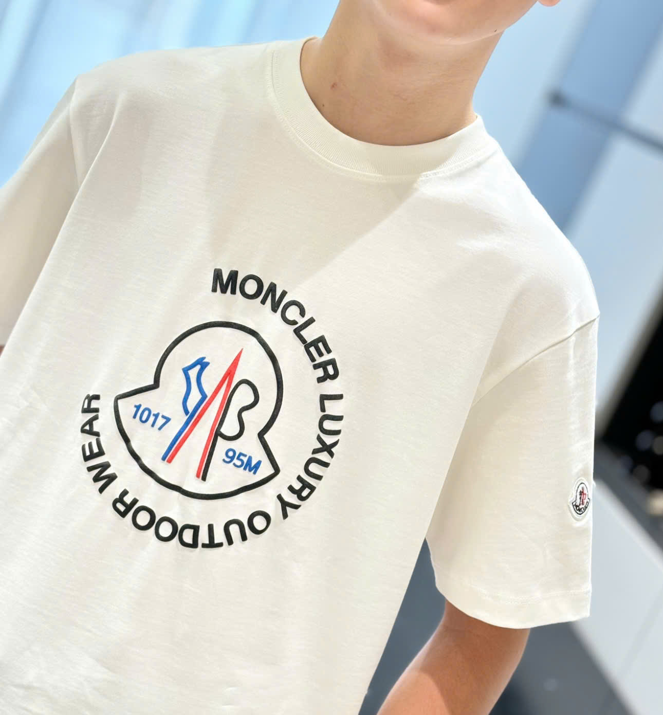 Áo phông T-shirt Moncler M Trắng logo tròn to ngực Like Auth DDT