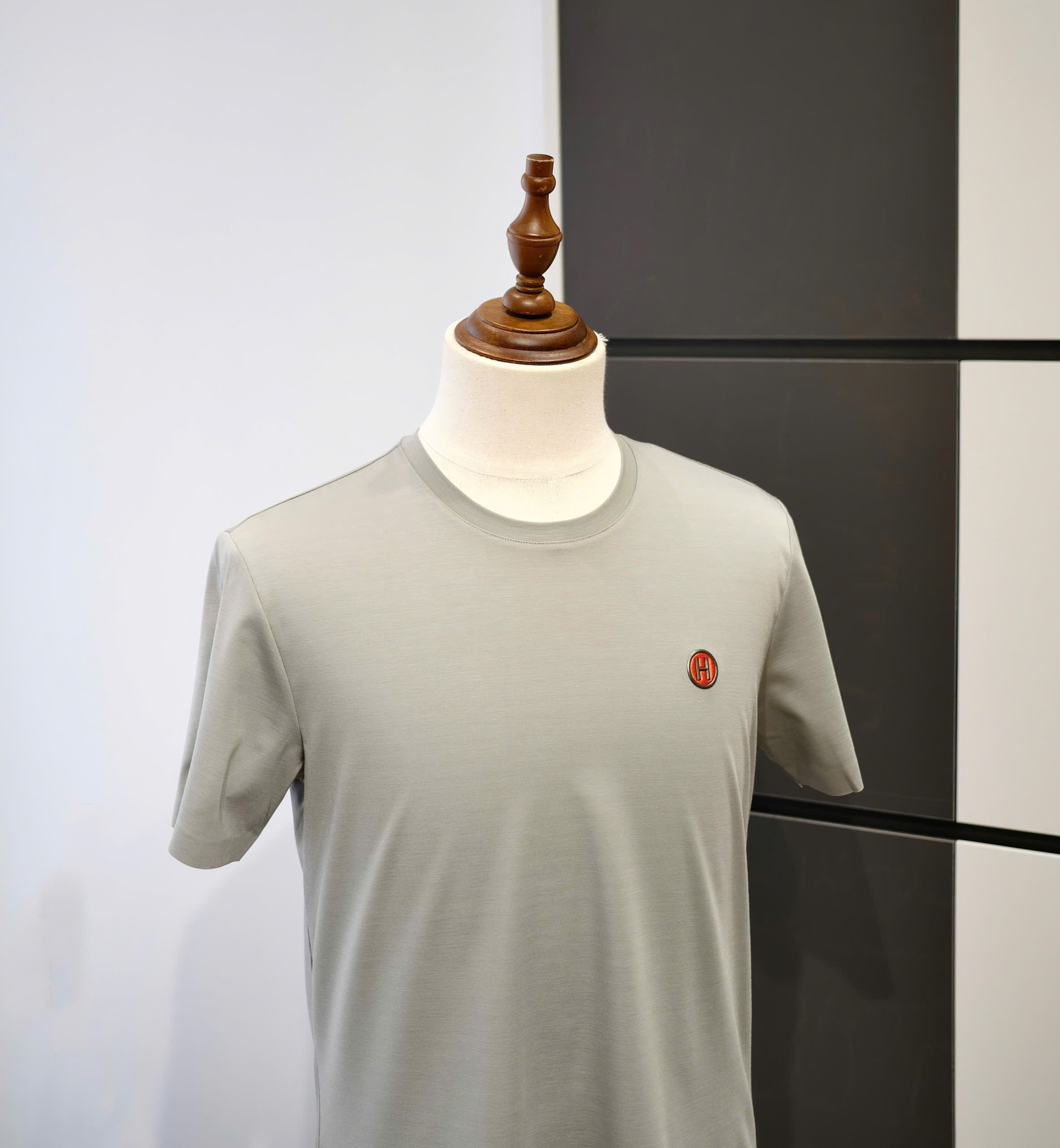 Áo phông T-shirt Hermes HM Xám logo H tròn thêu ngực Like Auth DDT