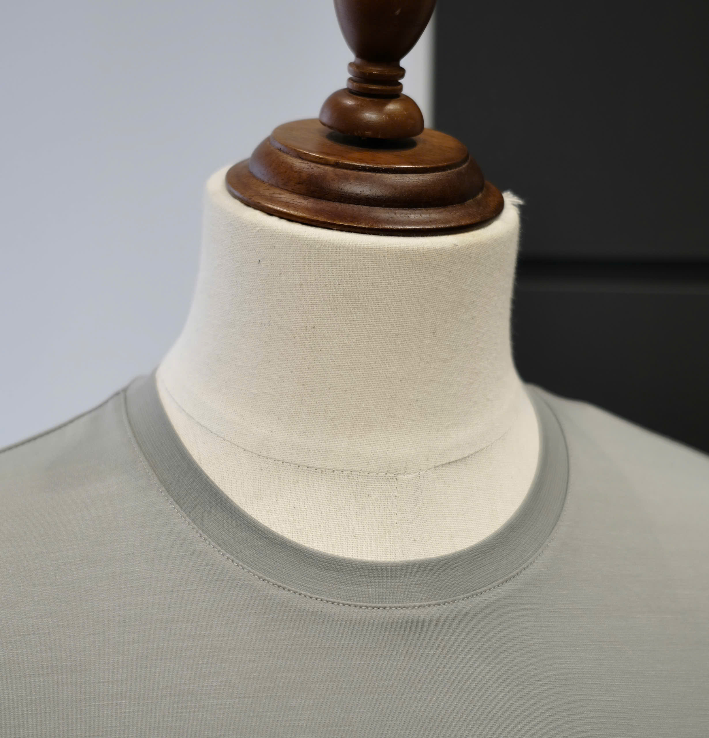 Áo phông T-shirt Hermes HM Xám logo H tròn thêu ngực Like Auth DDT