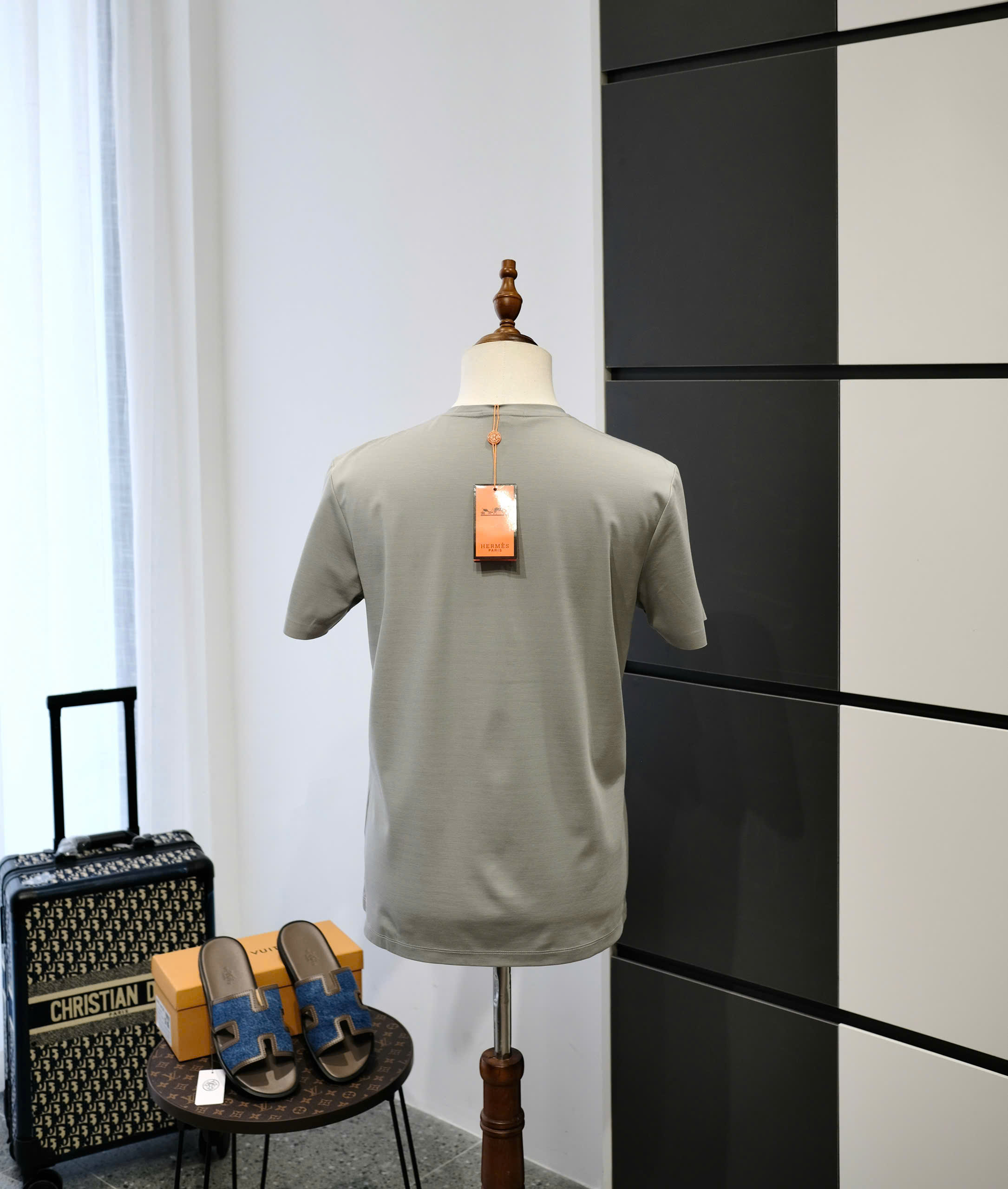 Áo phông T-shirt Hermes HM Xám logo H tròn thêu ngực Like Auth DDT