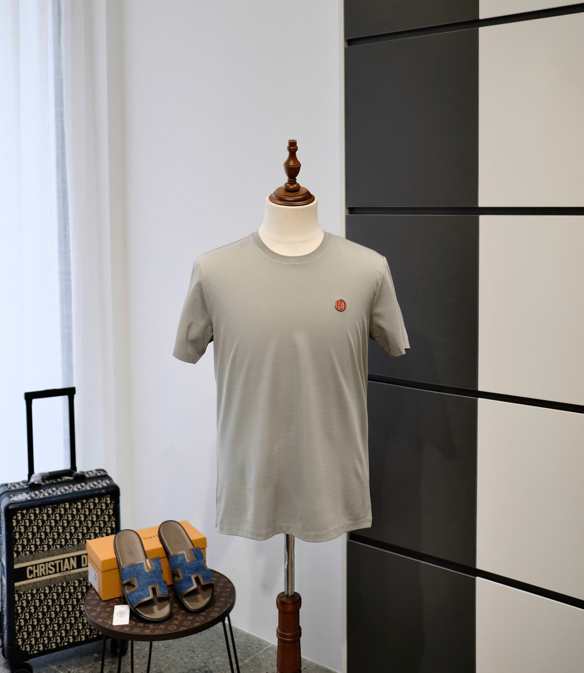 Áo phông T-shirt Hermes HM Xám logo H tròn thêu ngực Like Auth DDT