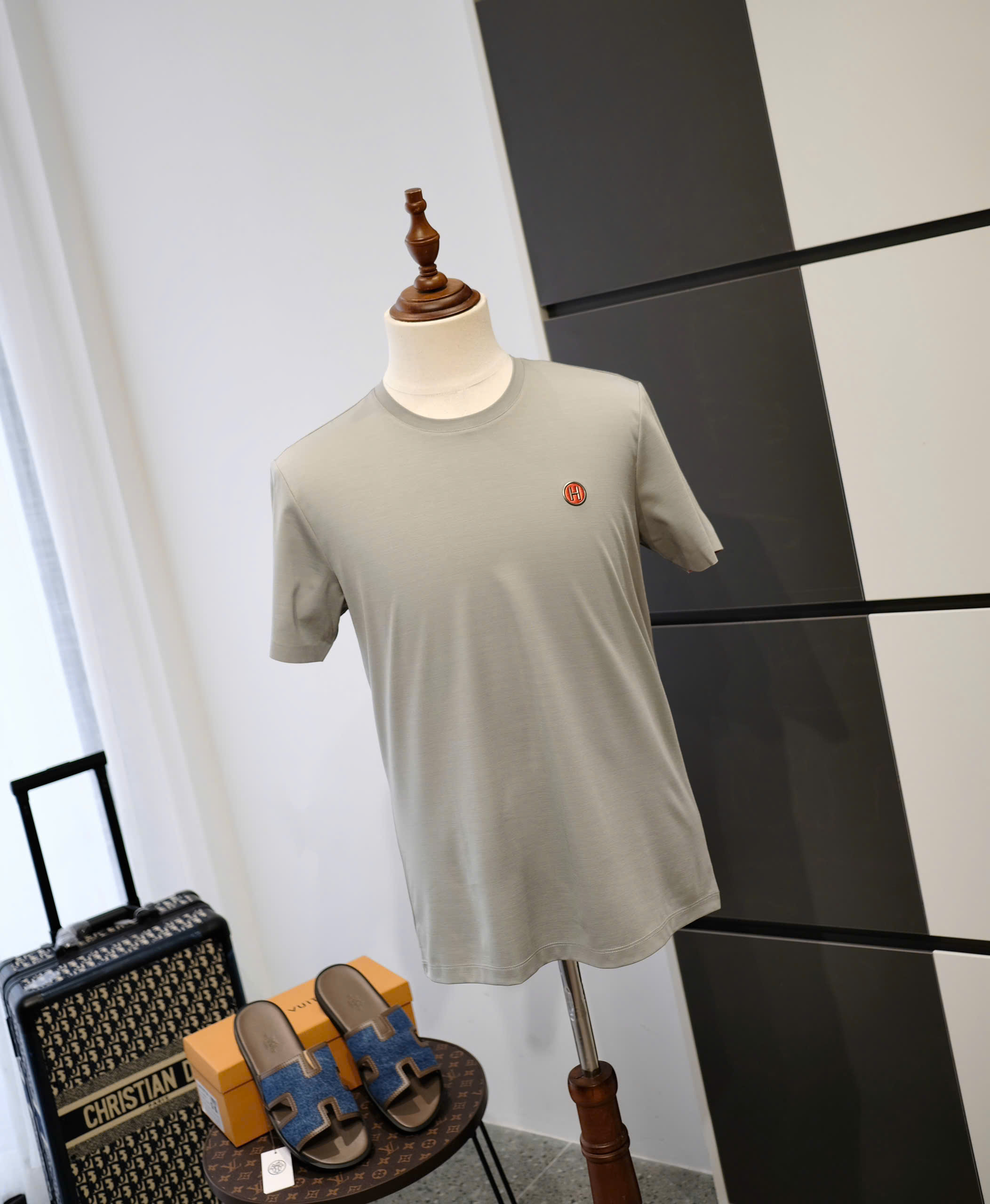 Áo phông T-shirt Hermes HM Xám logo H tròn thêu ngực Like Auth DDT