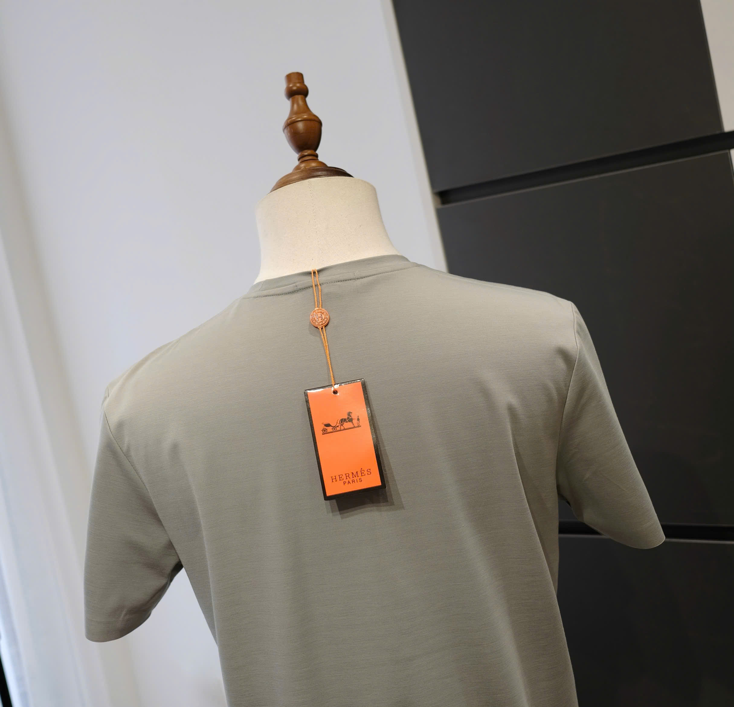 Áo phông T-shirt Hermes HM Xám logo H tròn thêu ngực Like Auth DDT