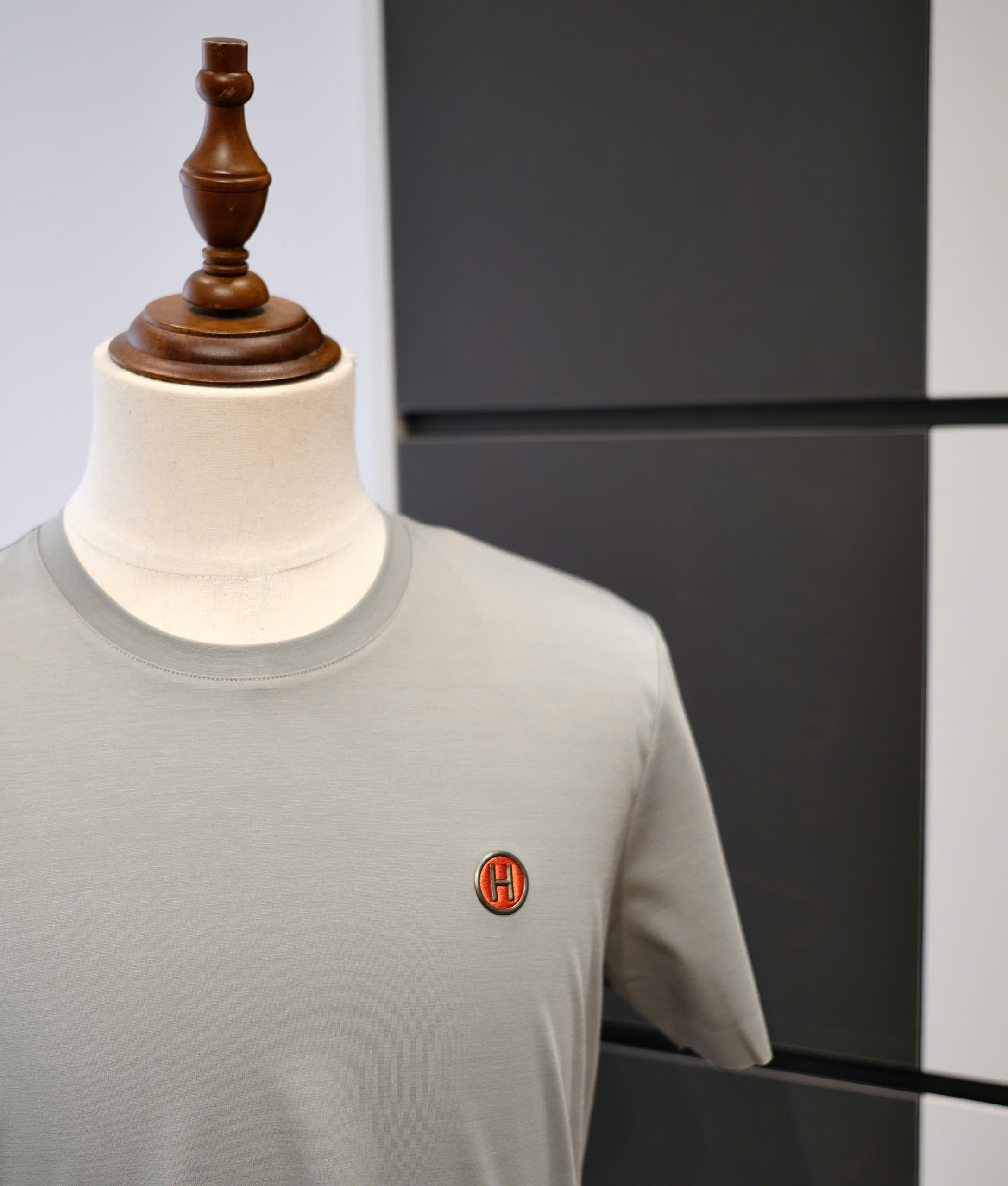 Áo phông T-shirt Hermes HM Xám logo H tròn thêu ngực Like Auth DDT