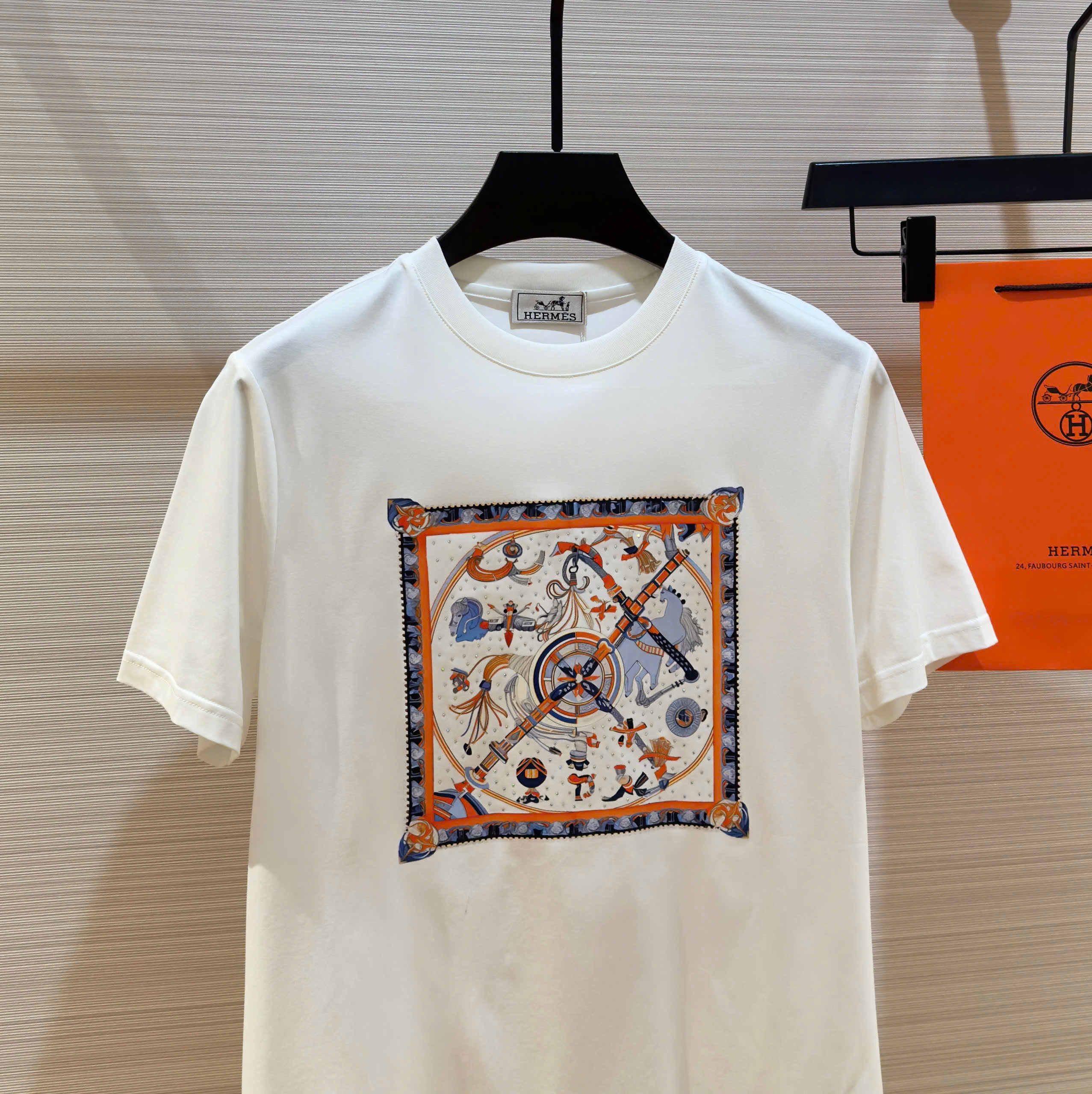 Áo phông T-shirt Hermes HM họa tiết vuông ngực Like Auth DDT