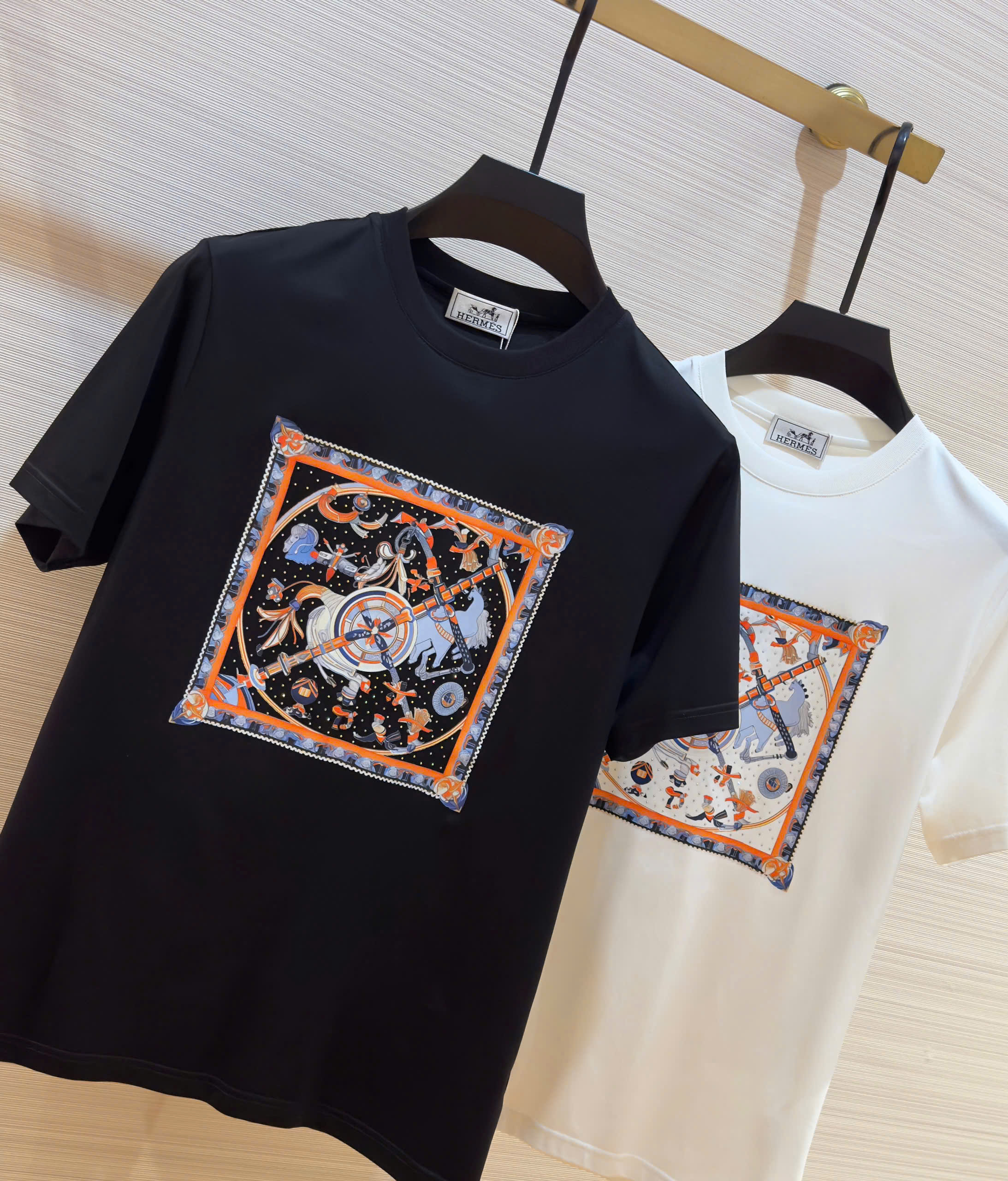 Áo phông T-shirt Hermes HM họa tiết vuông ngực Like Auth DDT