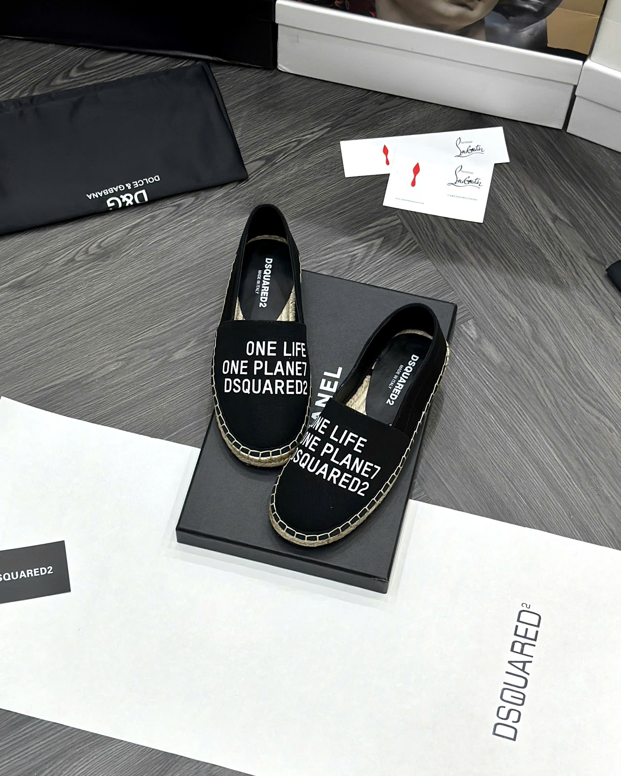 Giày slipon đế cói Dsquared2 DSQ2 Đen họa tiết chữ Trắng Like Auth fullbox MVT