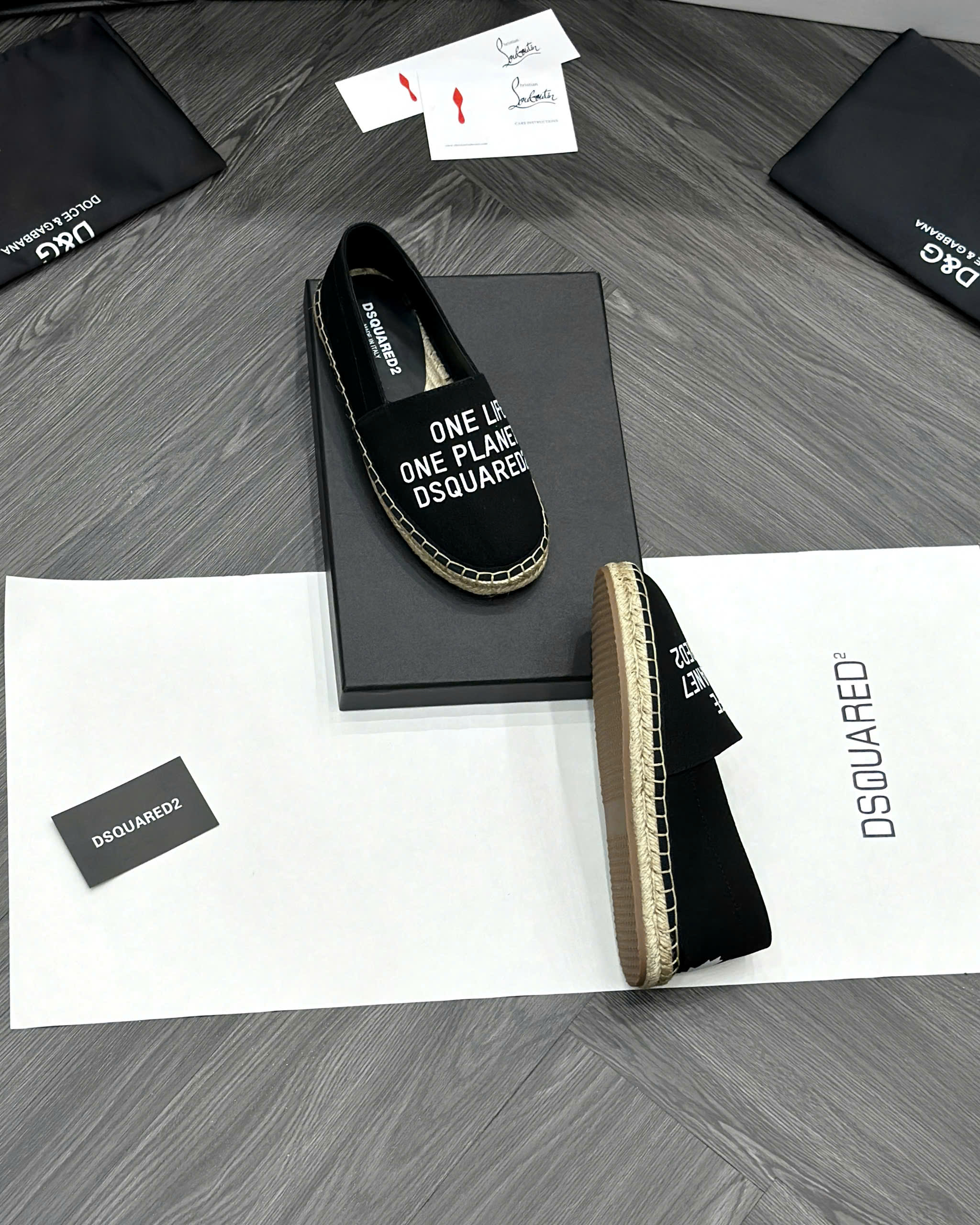 Giày slipon đế cói Dsquared2 DSQ2 Đen họa tiết chữ Trắng Like Auth fullbox MVT