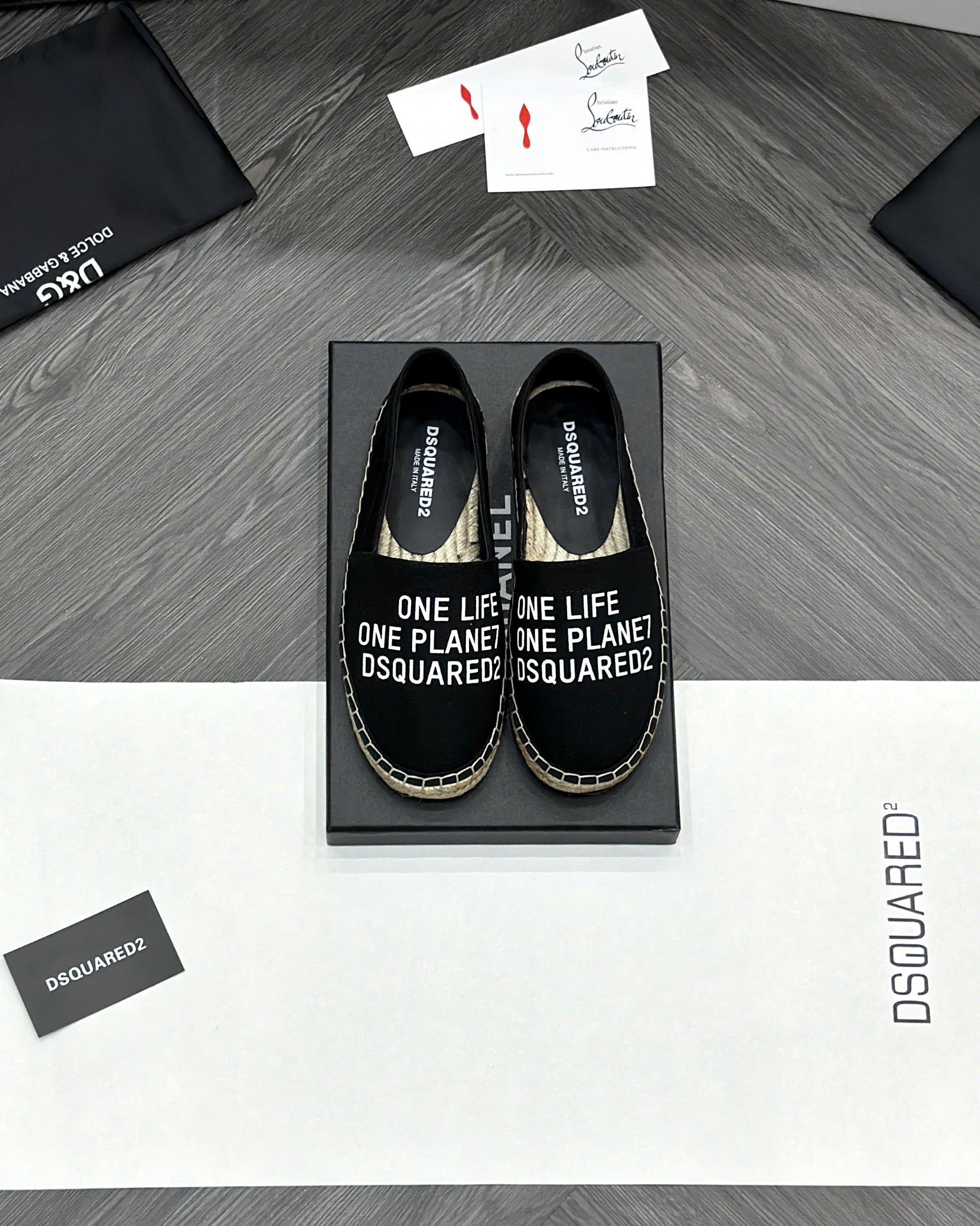 Giày slipon đế cói Dsquared2 DSQ2 Đen họa tiết chữ Trắng Like Auth fullbox MVT