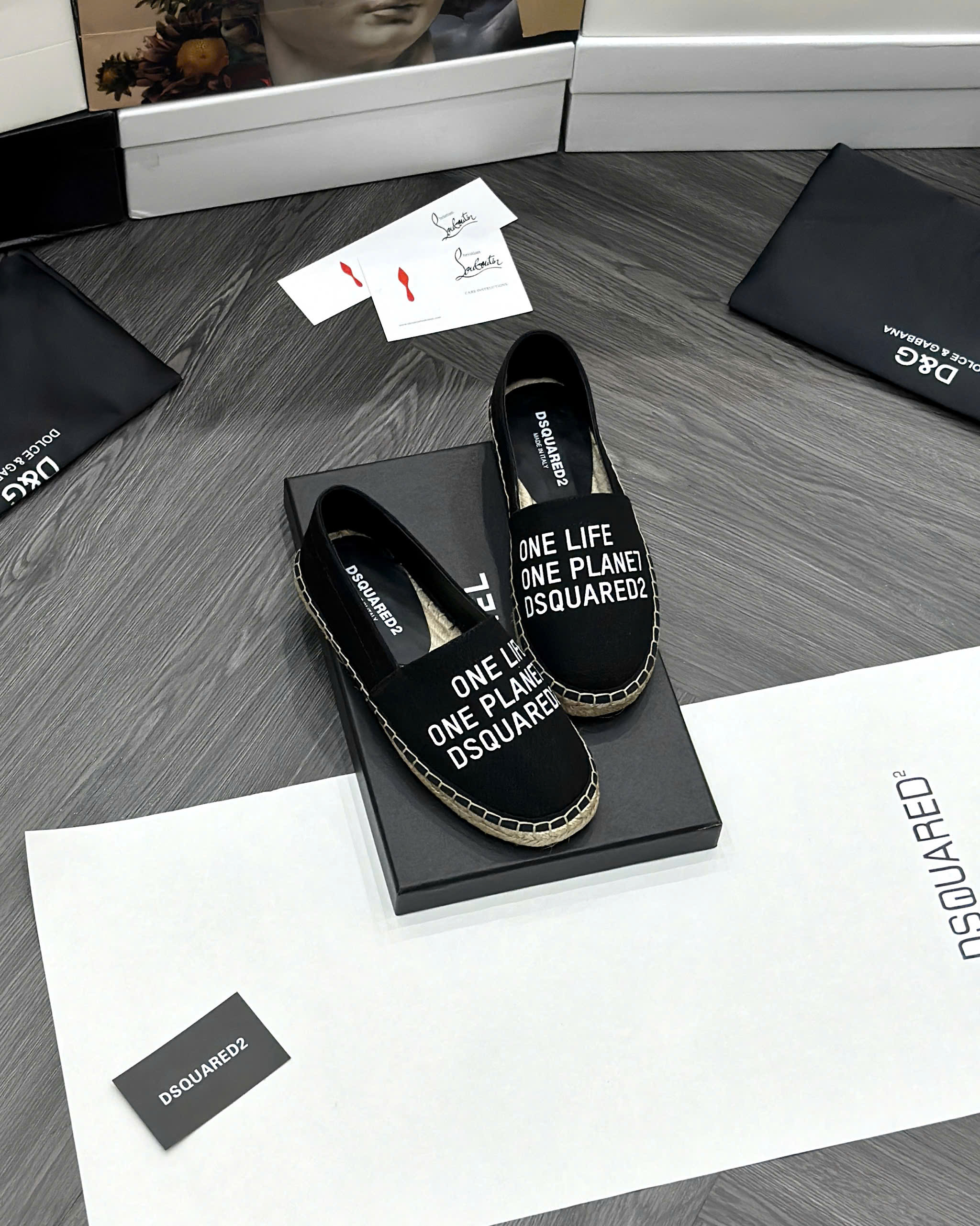 Giày slipon đế cói Dsquared2 DSQ2 Đen họa tiết chữ Trắng Like Auth fullbox MVT