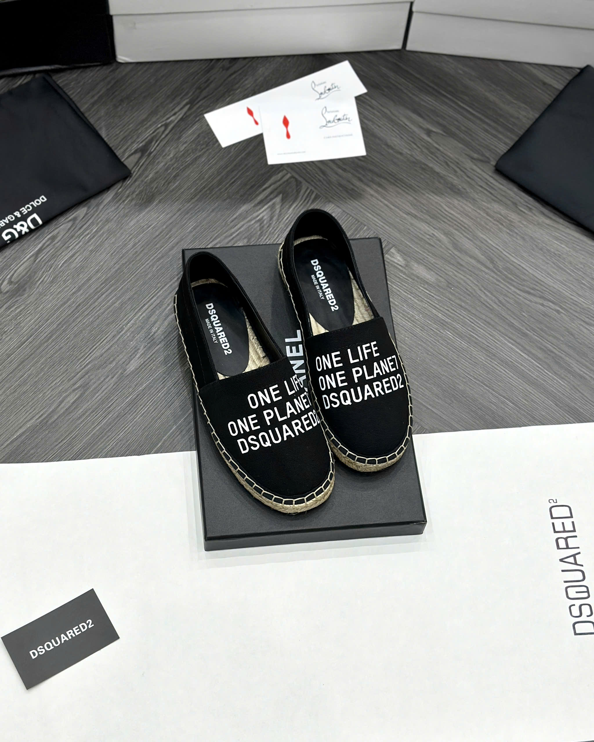 Giày slipon đế cói Dsquared2 DSQ2 Đen họa tiết chữ Trắng Like Auth fullbox MVT