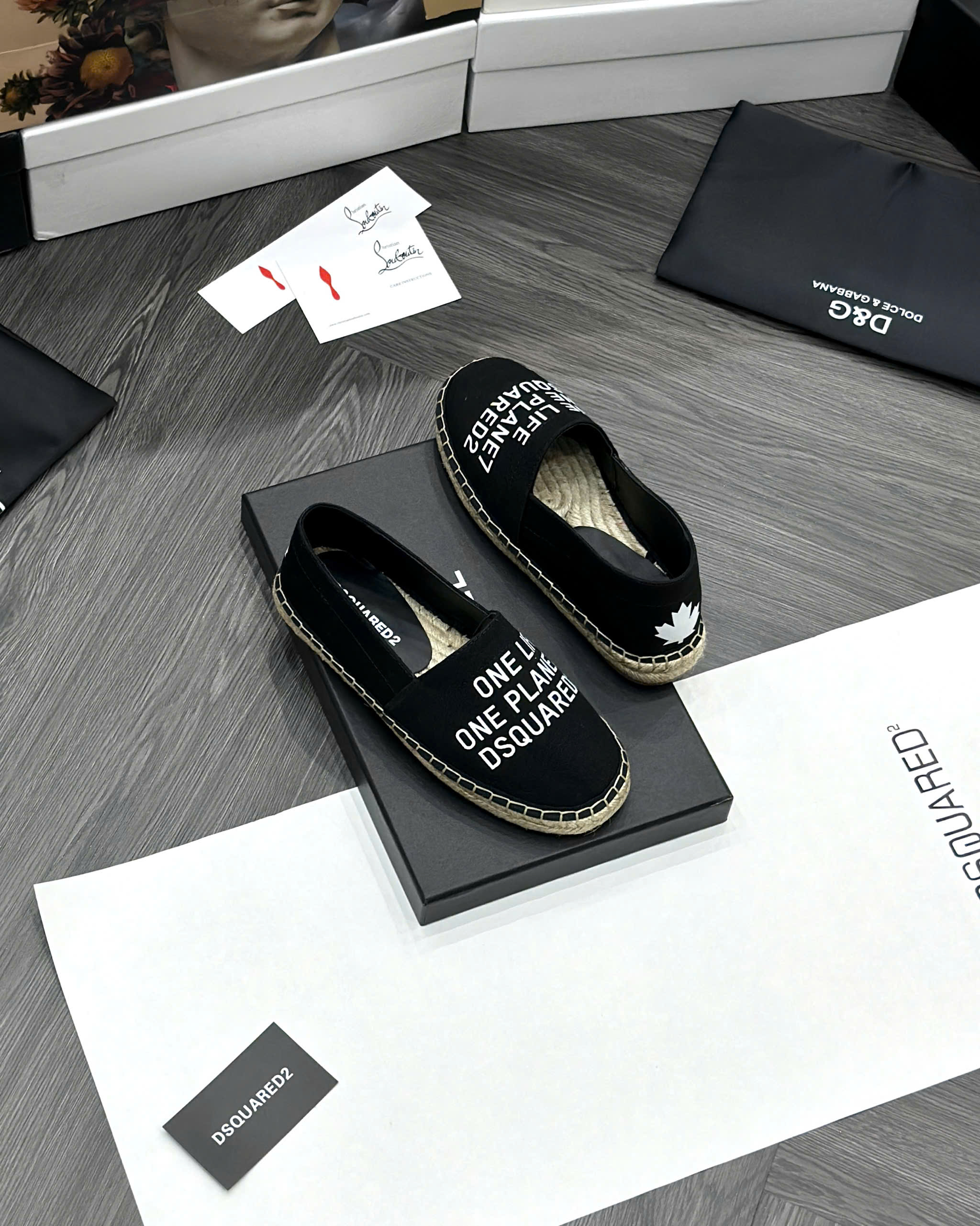 Giày slipon đế cói Dsquared2 DSQ2 Đen họa tiết chữ Trắng Like Auth fullbox MVT