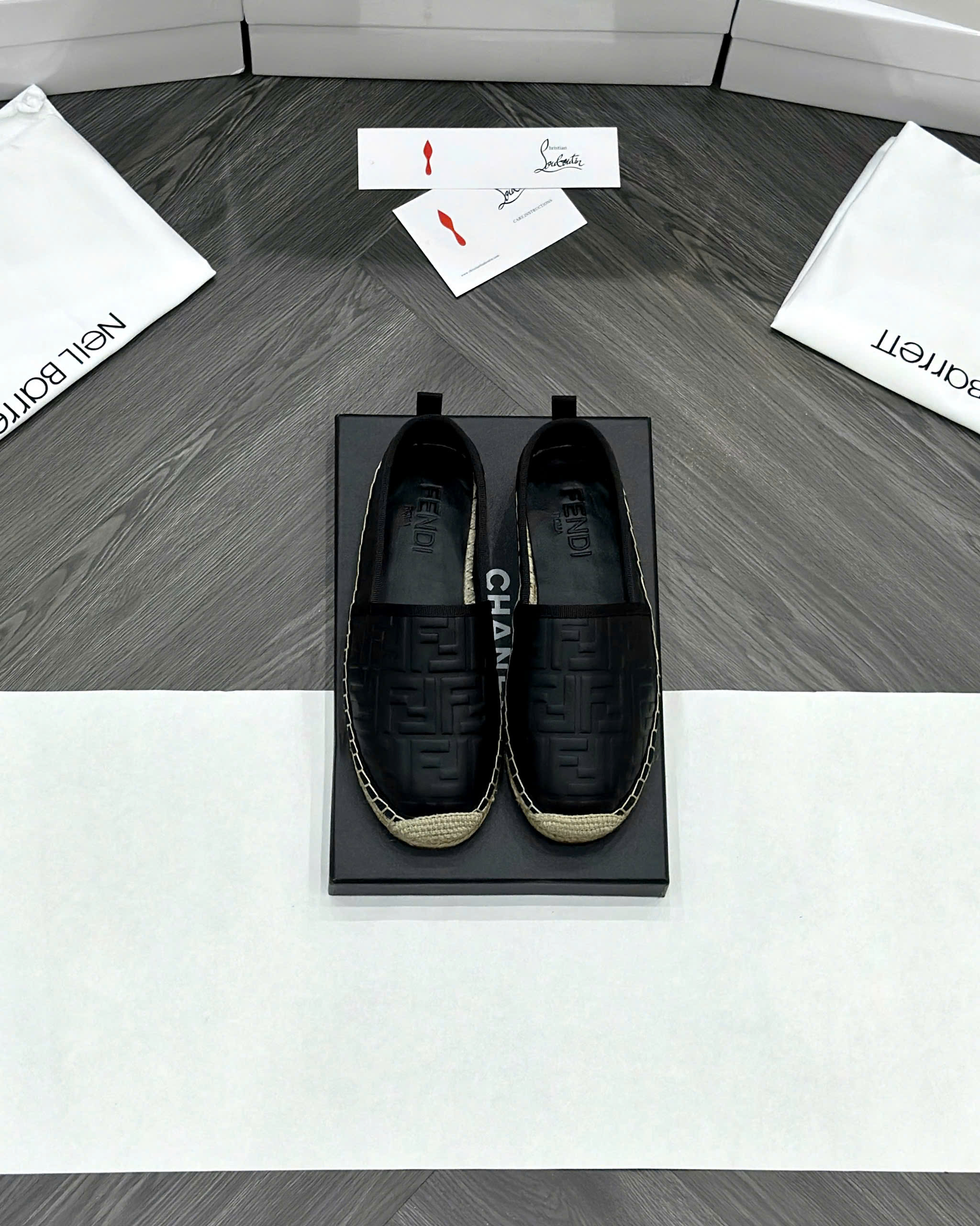 Giày slipon đế cói Fendi FF Đen họa tiết logo chữ dập nổi Like Auth fullbox MVT