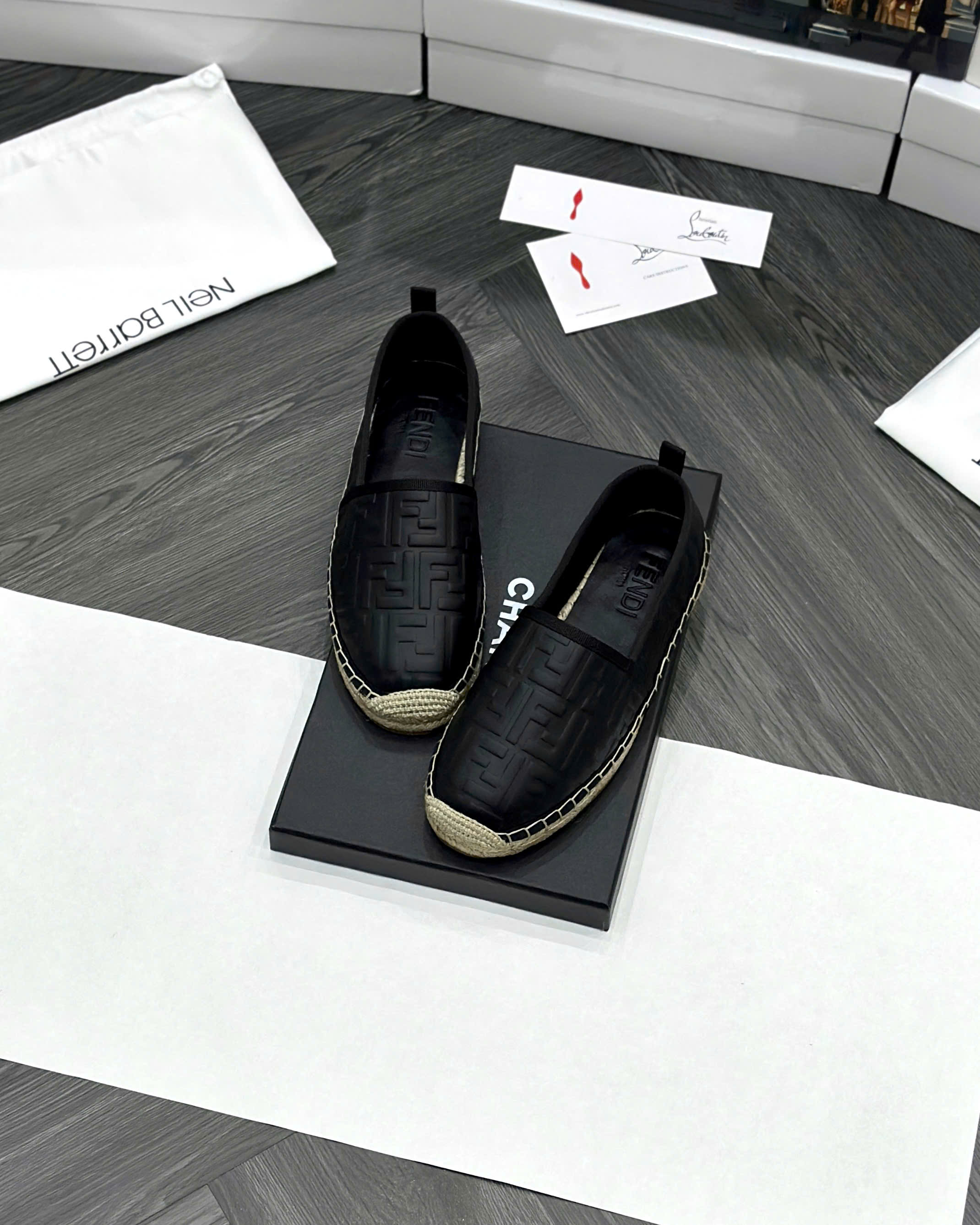 Giày slipon đế cói Fendi FF Đen họa tiết logo chữ dập nổi Like Auth fullbox MVT