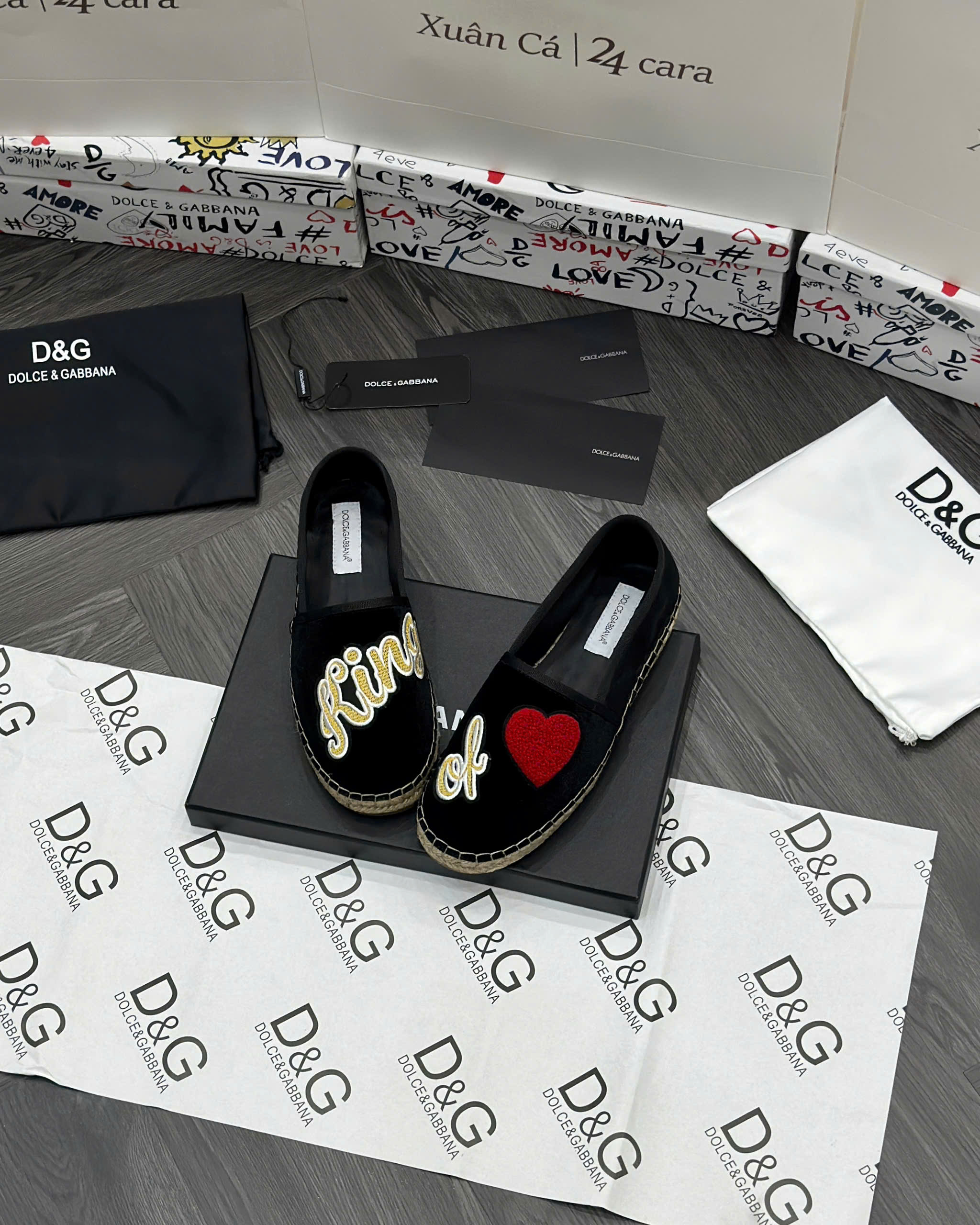 Giày slipon đế cói Dolce Gabbana DG Đen nhung thêu chữ trái tim Like Auth fullbox MVT