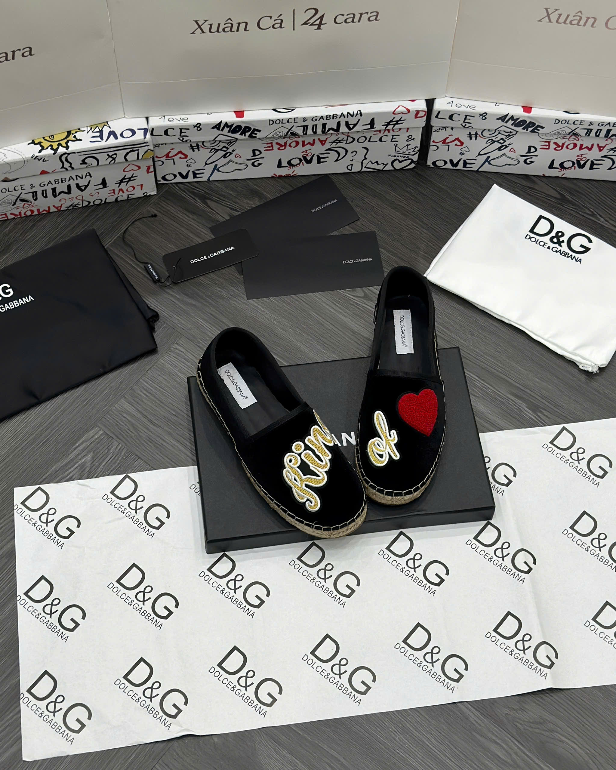 Giày slipon đế cói Dolce Gabbana DG Đen nhung thêu chữ trái tim Like Auth fullbox MVT