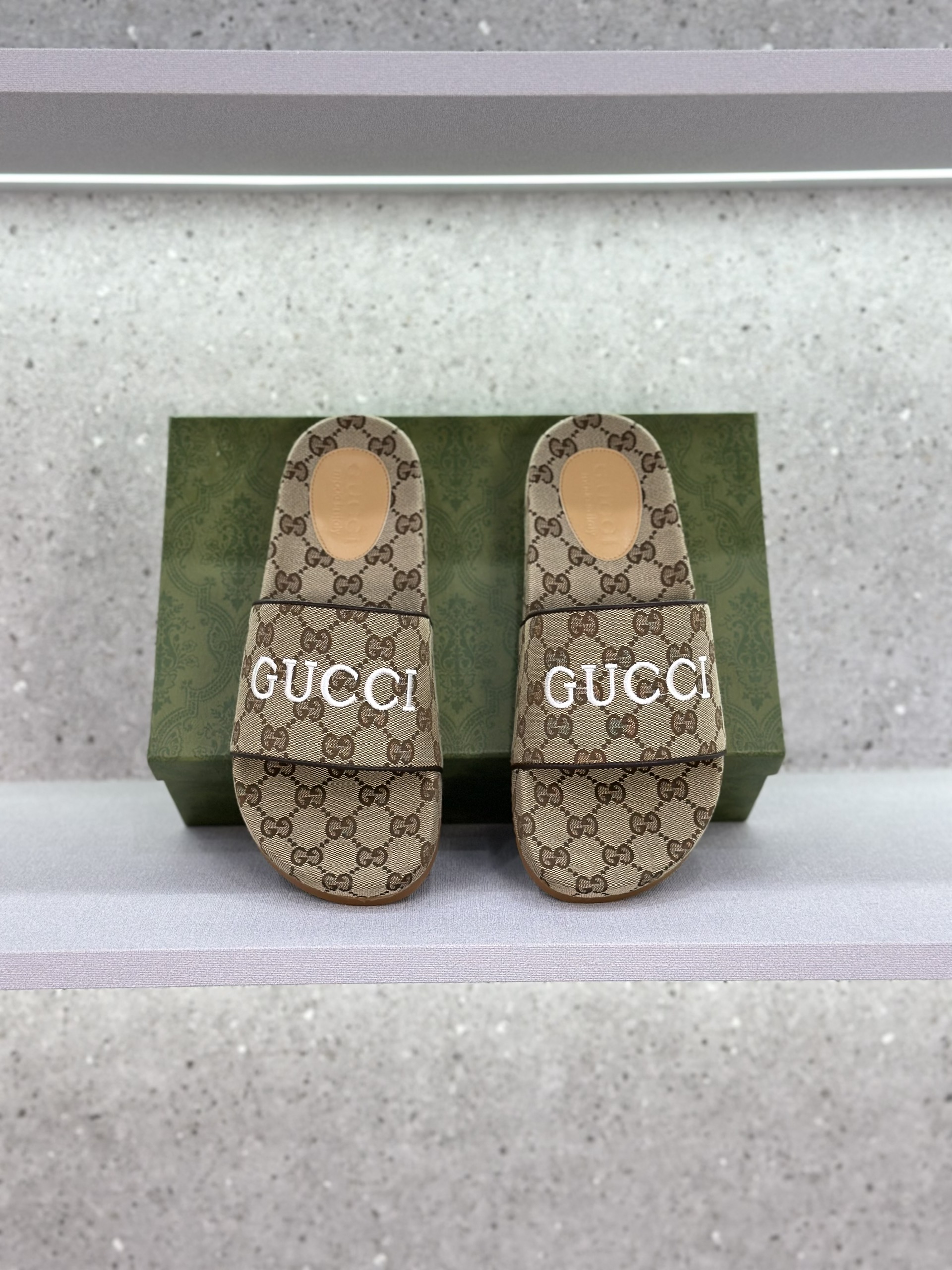 Dép lê quai ngang Gucci GC vải Nâu họa tiết logo GG nhỏ full phối chữ Trắng thêu Like Auth on web fullbox bill thẻ VTN