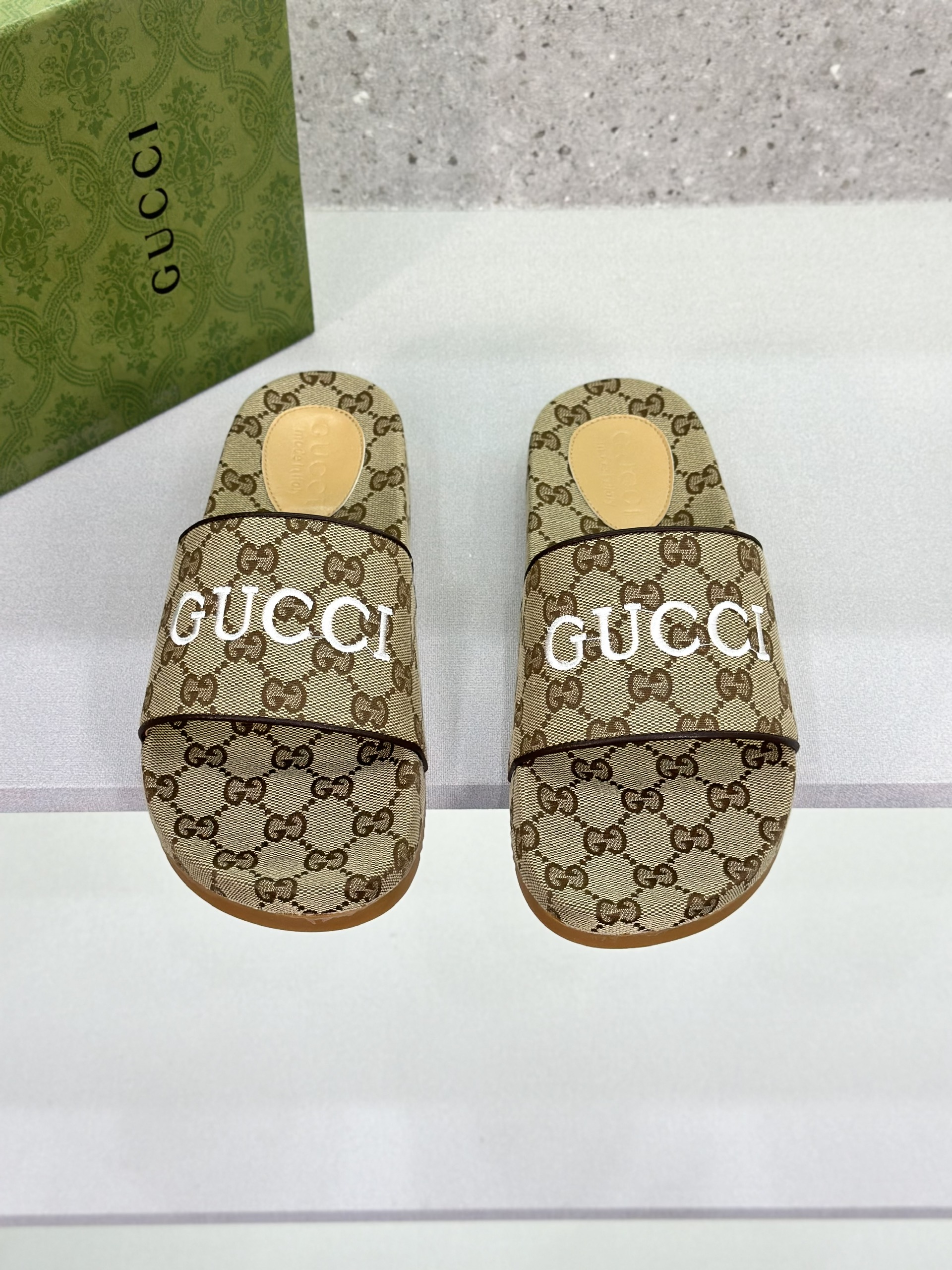 Dép lê quai ngang Gucci GC vải Nâu họa tiết logo GG nhỏ full phối chữ Trắng thêu Like Auth on web fullbox bill thẻ VTN
