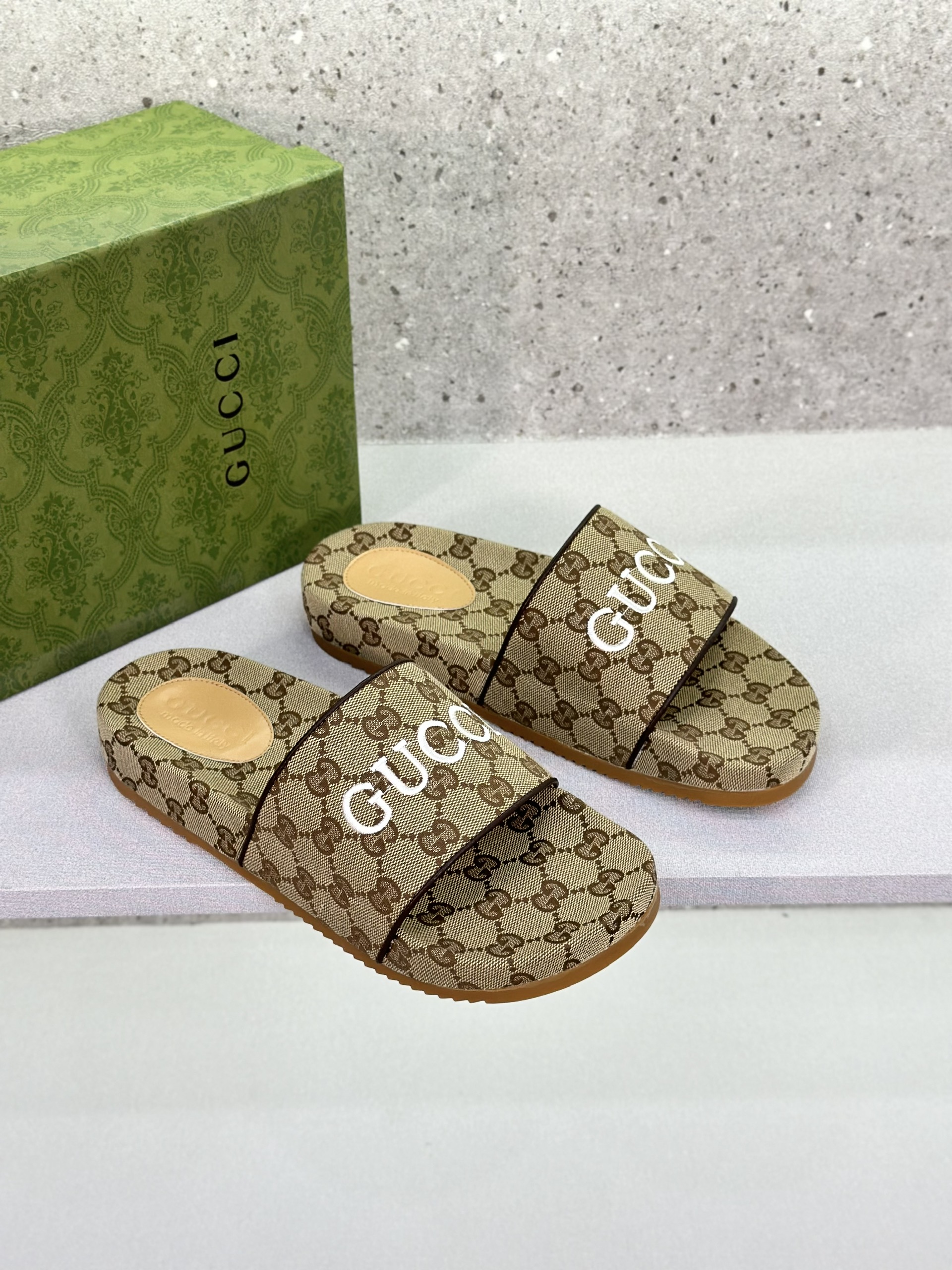 Dép lê quai ngang Gucci GC vải Nâu họa tiết logo GG nhỏ full phối chữ Trắng thêu Like Auth on web fullbox bill thẻ VTN